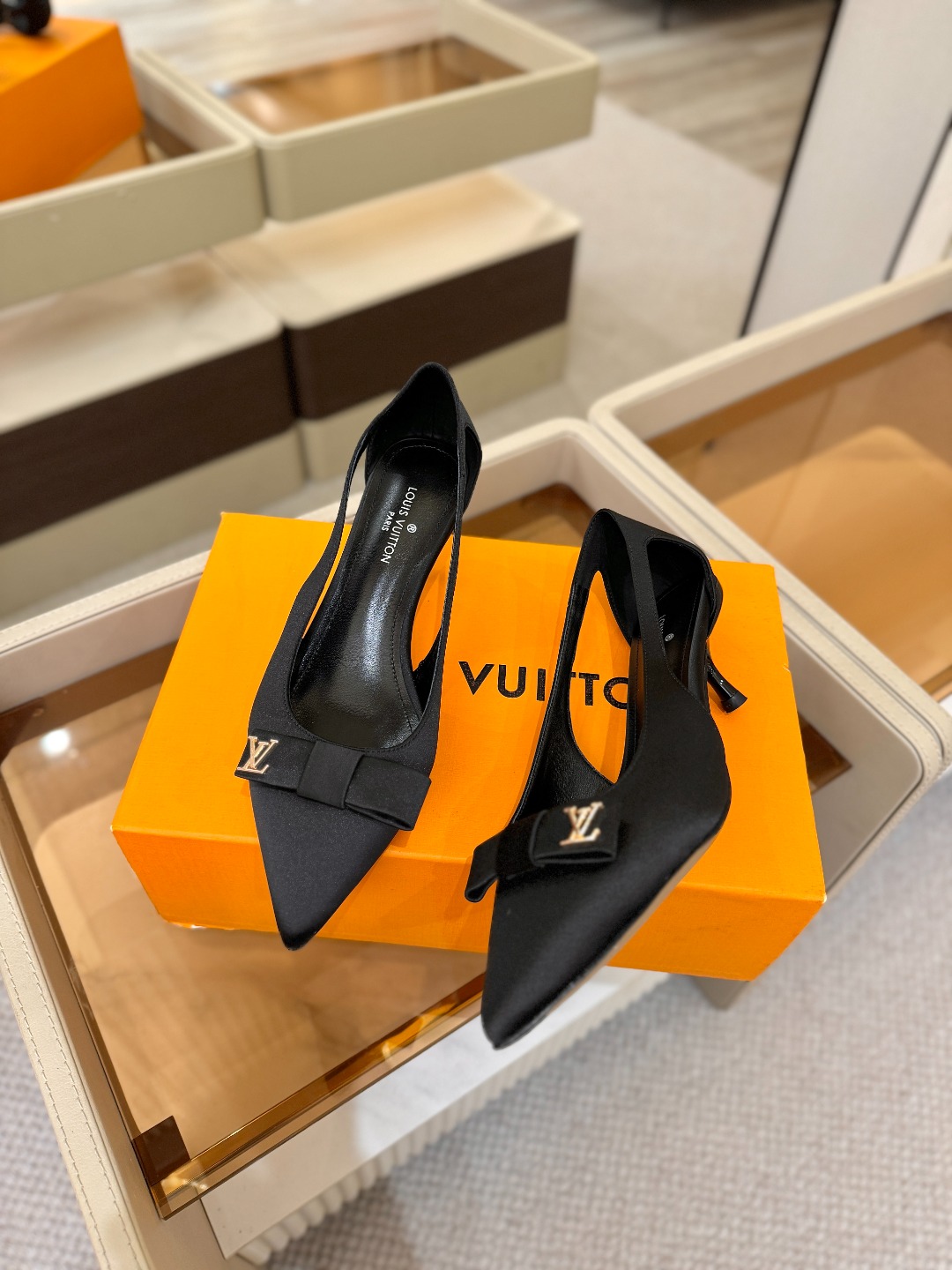Louis Vuitton 官网早春系列！完美楦型、高跟凉鞋🆕、官网同步更新Lv五金 “logo”饰以点