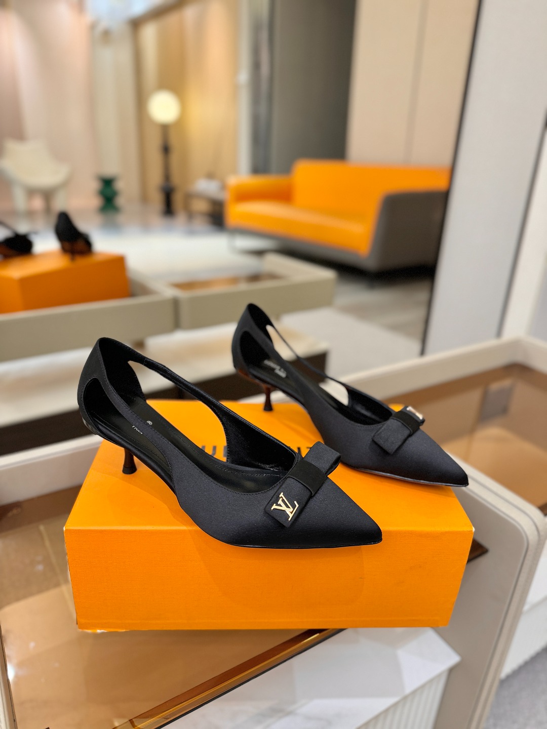 Louis Vuitton 官网早春系列！完美楦型、高跟凉鞋🆕、官网同步更新Lv五金 “logo”饰以点