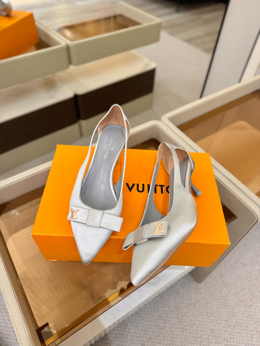 Louis Vuitton 官网早春系列！完美楦型、高跟凉鞋🆕、官网同步更新Lv五金 “logo”饰以点