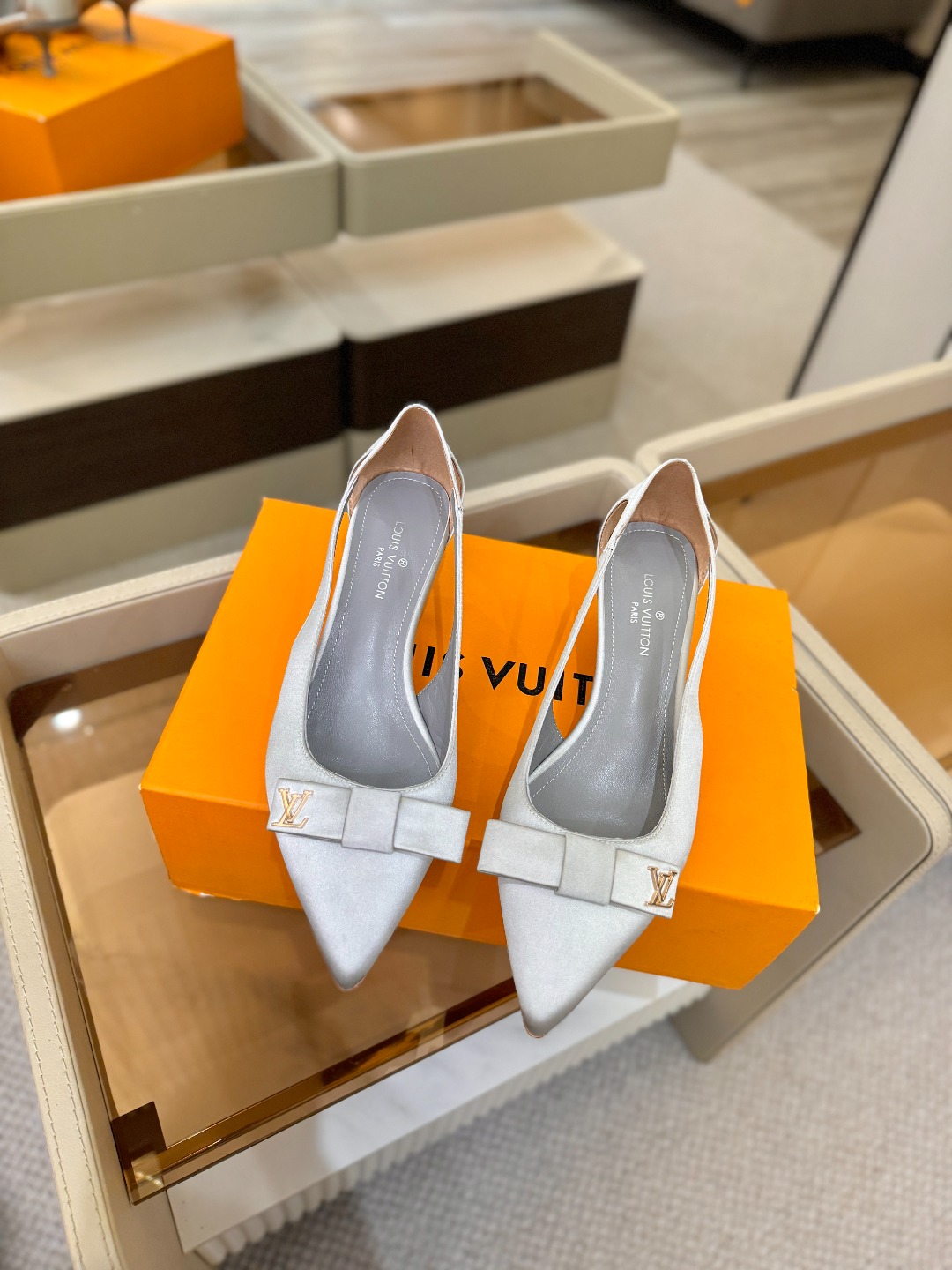 Louis Vuitton 官网早春系列！完美楦型、高跟凉鞋🆕、官网同步更新Lv五金 “logo”饰以点