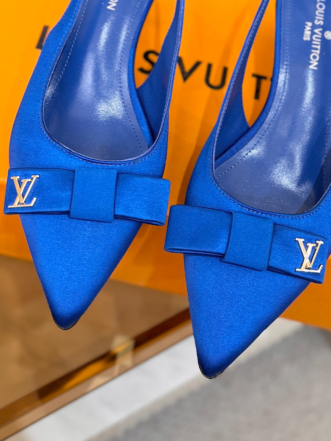 Louis Vuitton 官网早春系列！完美楦型、高跟凉鞋🆕、官网同步更新Lv五金 “logo”饰以点