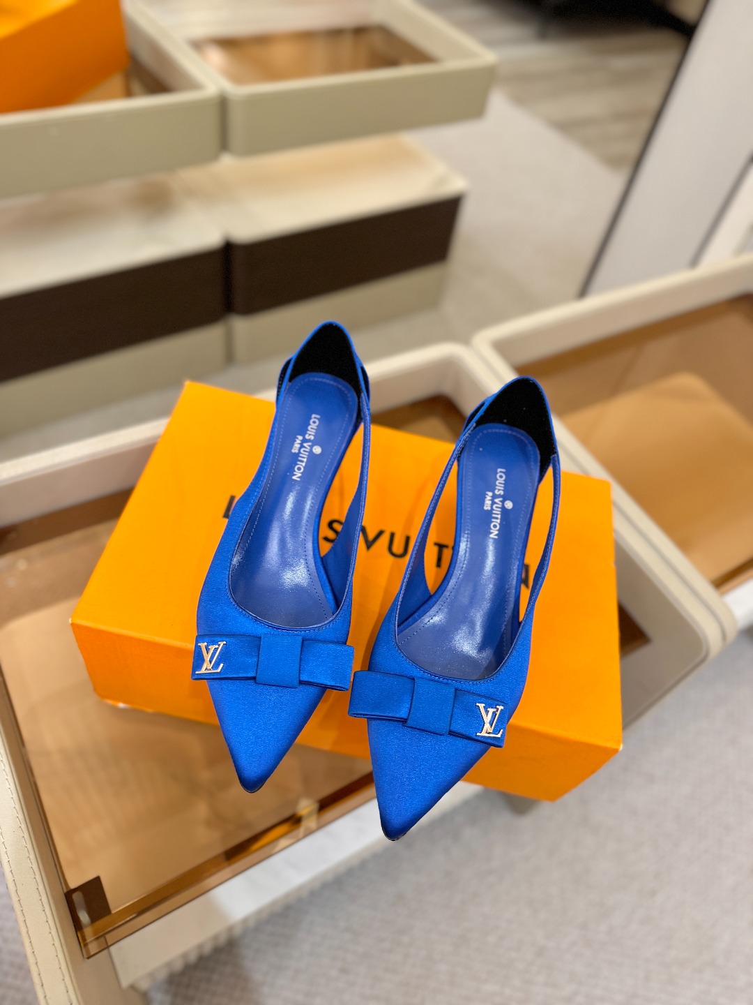 Louis Vuitton 官网早春系列！完美楦型、高跟凉鞋🆕、官网同步更新Lv五金 “logo”饰以点