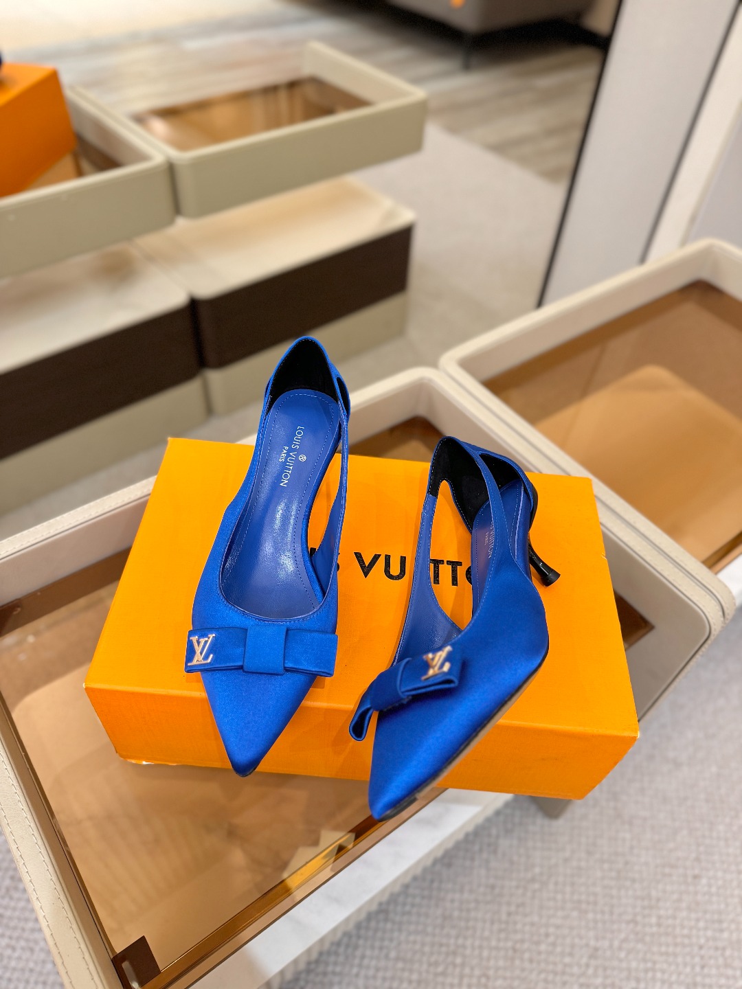 Louis Vuitton 官网早春系列！完美楦型、高跟凉鞋🆕、官网同步更新Lv五金 “logo”饰以点
