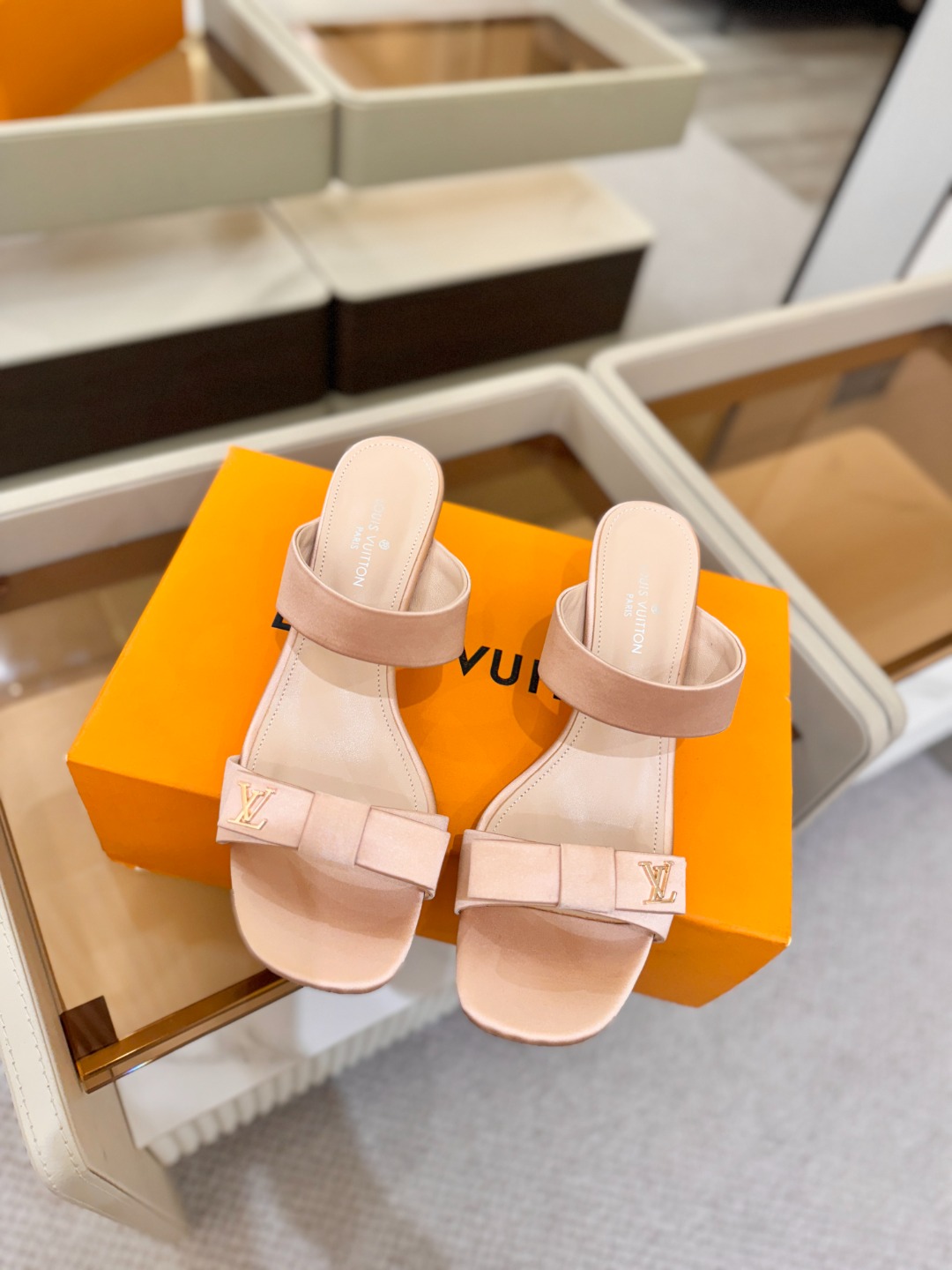 Louis Vuitton 官网早春系列！完美楦型、高跟凉鞋🆕、官网同步更新Lv五金 “logo”饰以点