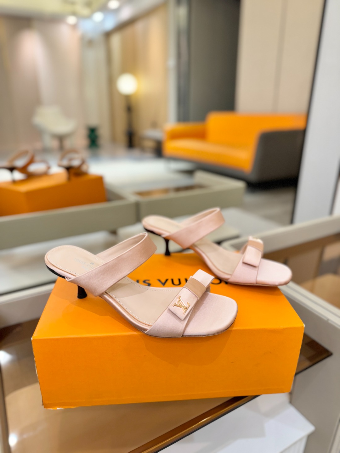 Louis Vuitton 官网早春系列！完美楦型、高跟凉鞋🆕、官网同步更新Lv五金 “logo”饰以点