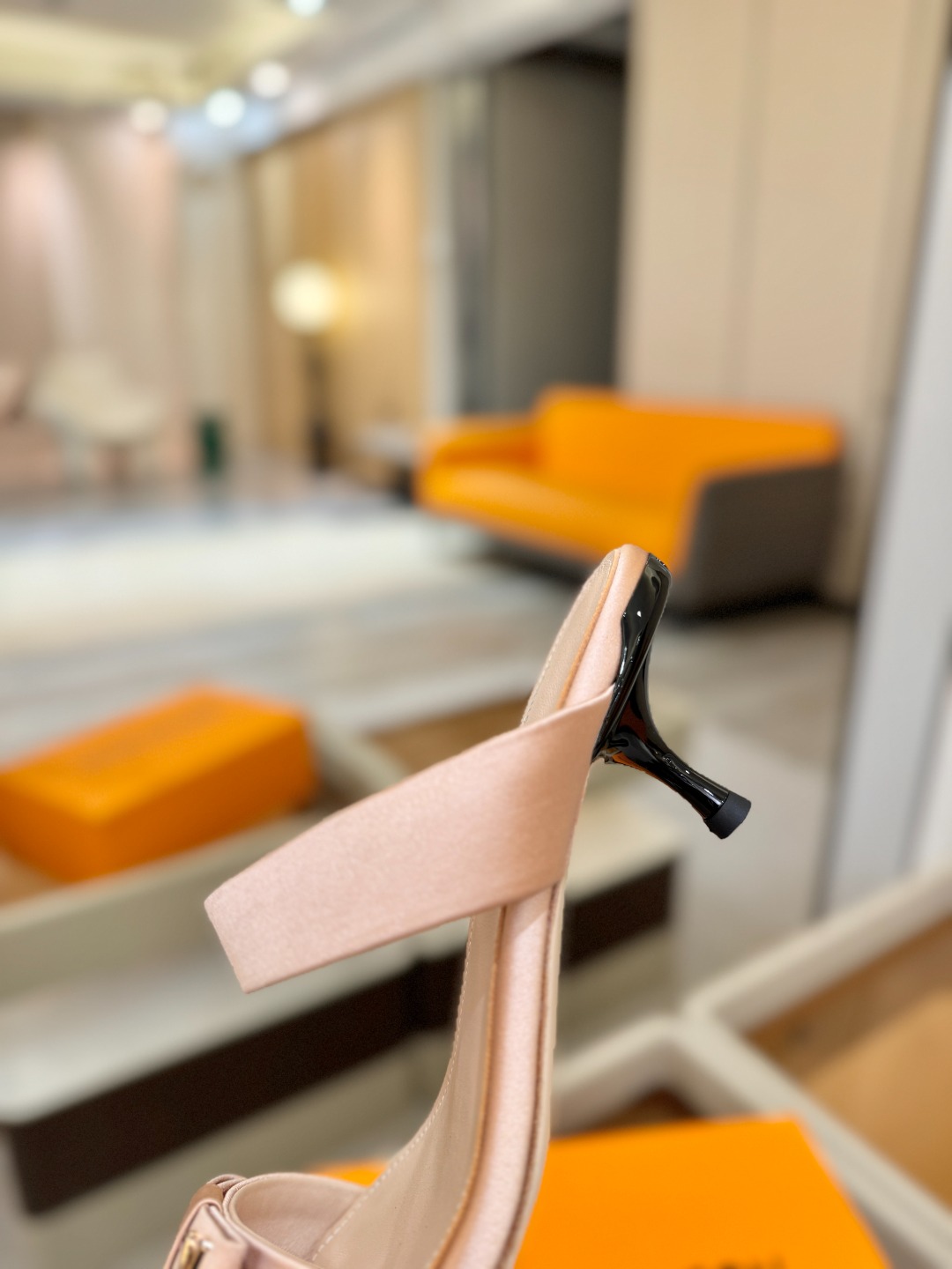 Louis Vuitton 官网早春系列！完美楦型、高跟凉鞋🆕、官网同步更新Lv五金 “logo”饰以点