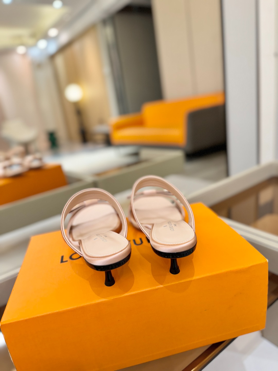 Louis Vuitton 官网早春系列！完美楦型、高跟凉鞋🆕、官网同步更新Lv五金 “logo”饰以点