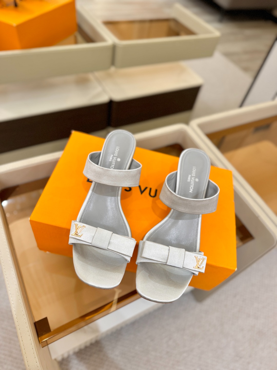 Louis Vuitton 官网早春系列！完美楦型、高跟凉鞋🆕、官网同步更新Lv五金 “logo”饰以点