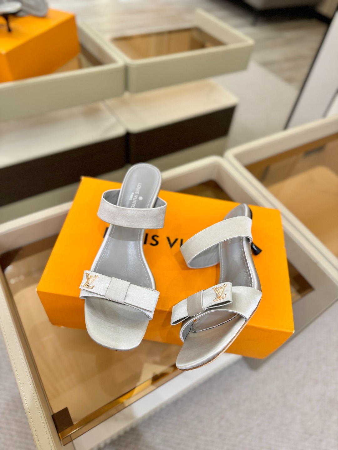 Louis Vuitton 官网早春系列！完美楦型、高跟凉鞋🆕、官网同步更新Lv五金 “logo”饰以点