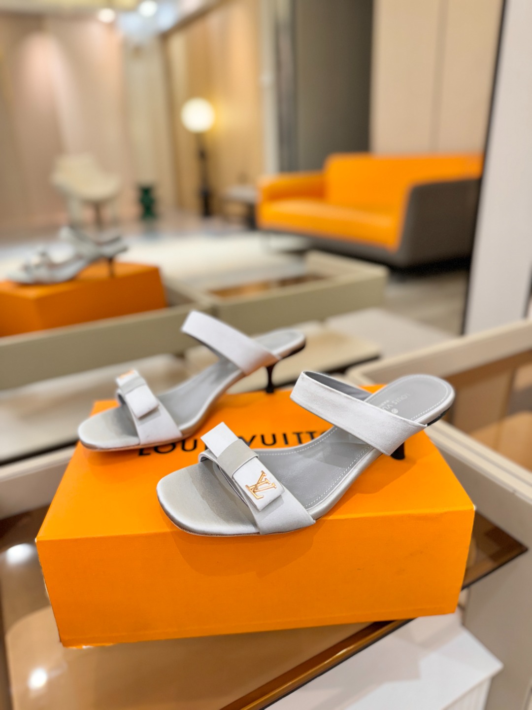Louis Vuitton 官网早春系列！完美楦型、高跟凉鞋🆕、官网同步更新Lv五金 “logo”饰以点