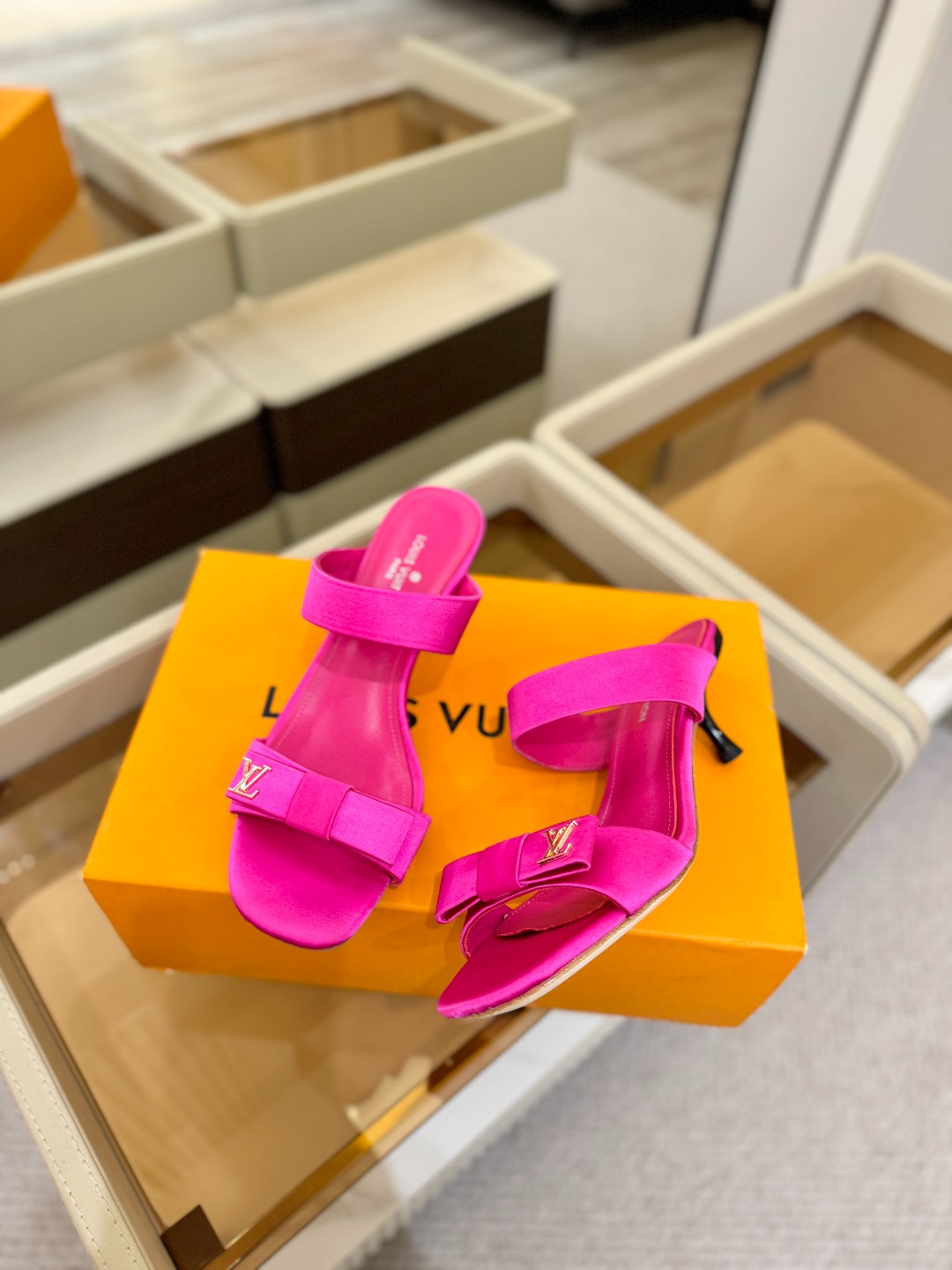 Louis Vuitton 官网早春系列！完美楦型、高跟凉鞋🆕、官网同步更新Lv五金 “logo”饰以点