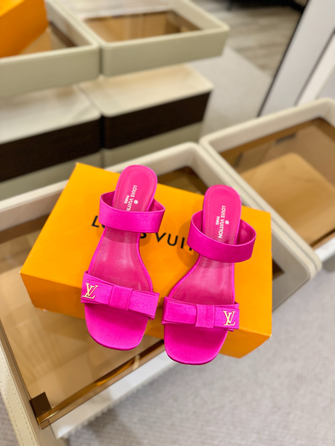 Louis Vuitton 官网早春系列！完美楦型、高跟凉鞋🆕、官网同步更新Lv五金 “logo”饰以点