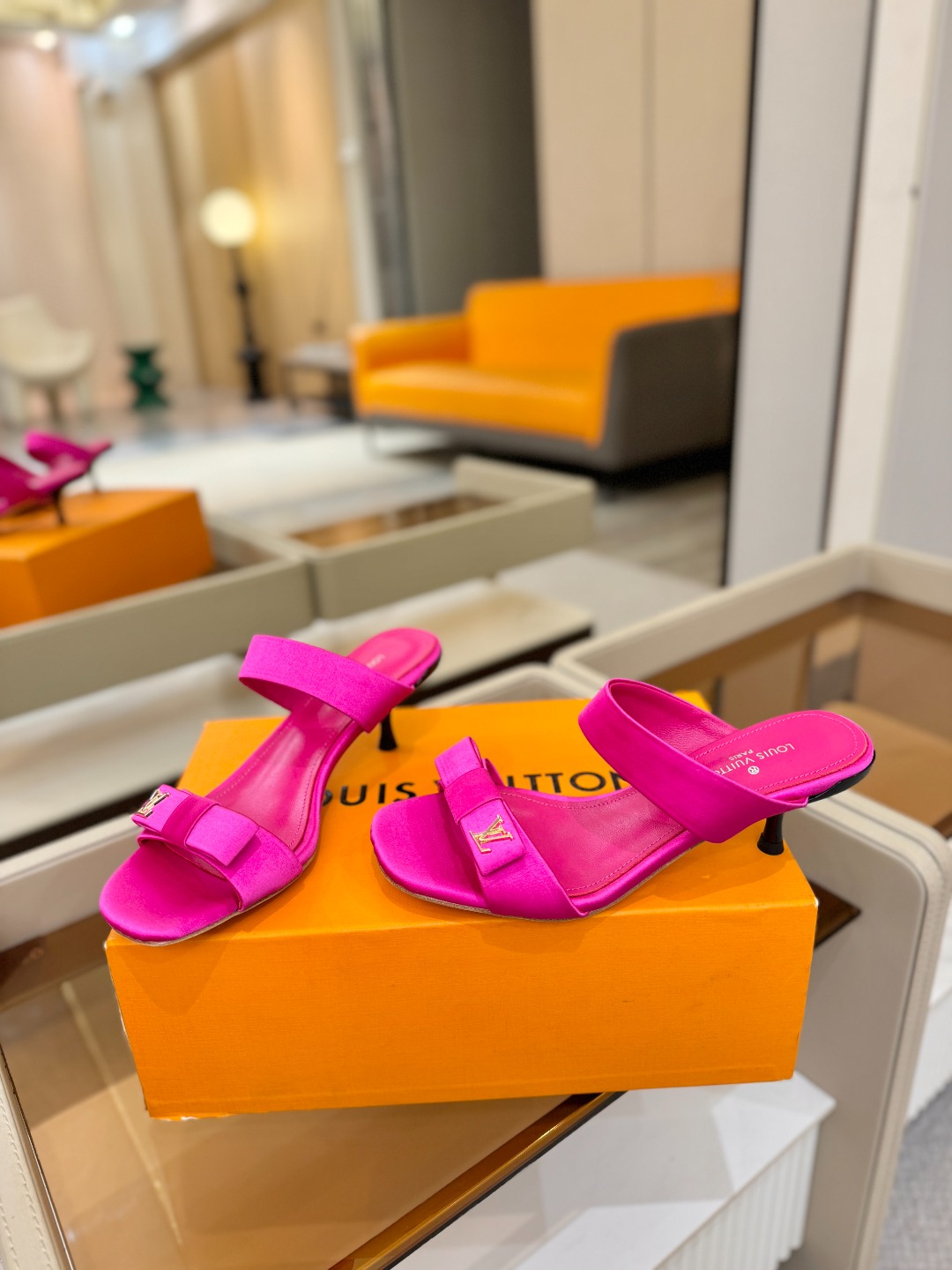 Louis Vuitton 官网早春系列！完美楦型、高跟凉鞋🆕、官网同步更新Lv五金 “logo”饰以点