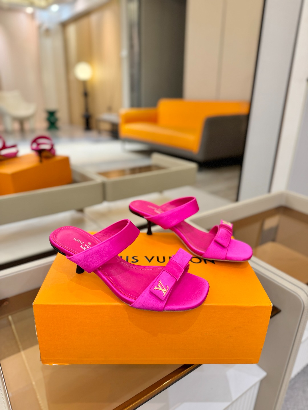 Louis Vuitton 官网早春系列！完美楦型、高跟凉鞋🆕、官网同步更新Lv五金 “logo”饰以点