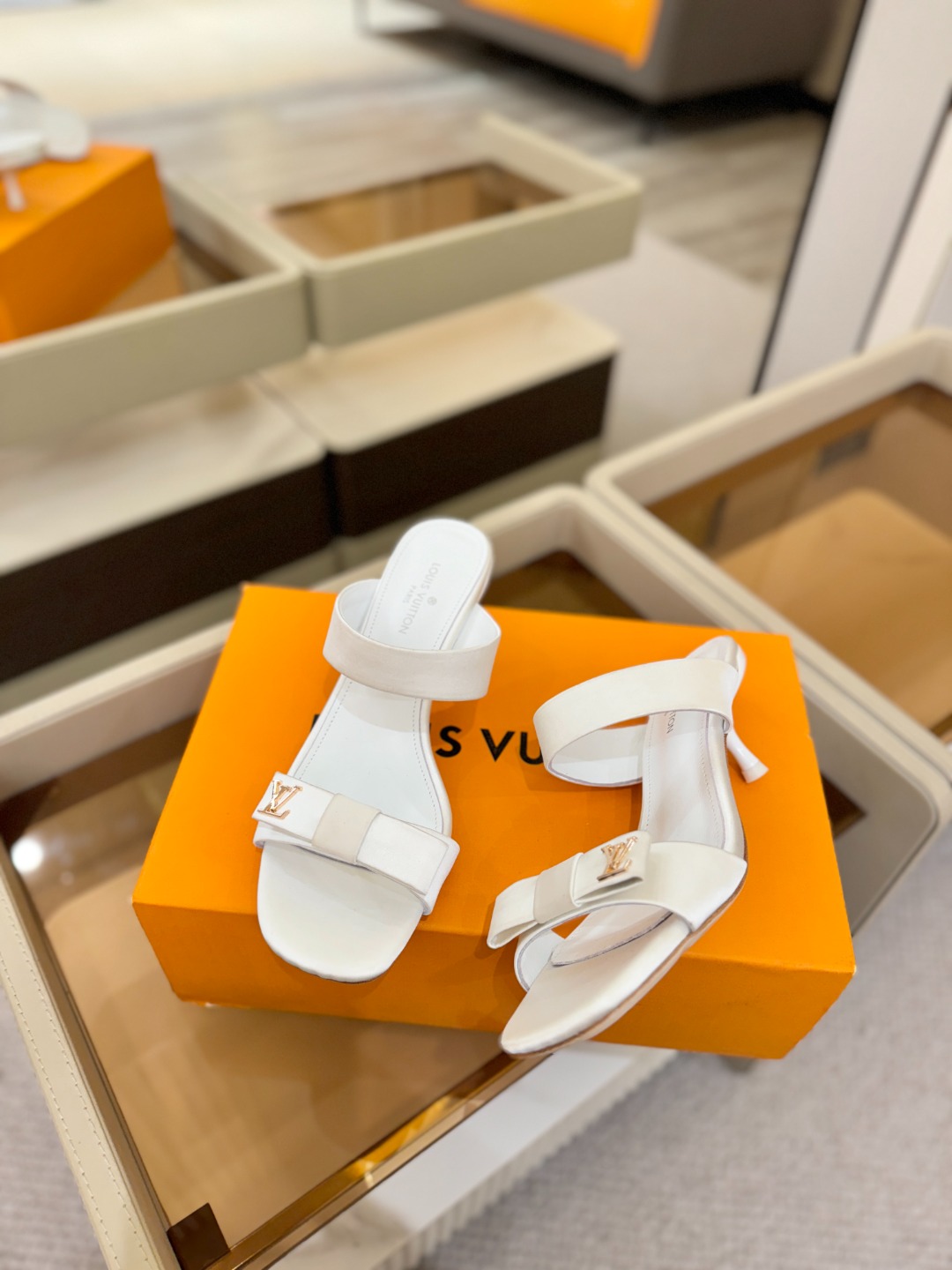 Louis Vuitton 官网早春系列！完美楦型、高跟凉鞋🆕、官网同步更新Lv五金 “logo”饰以点