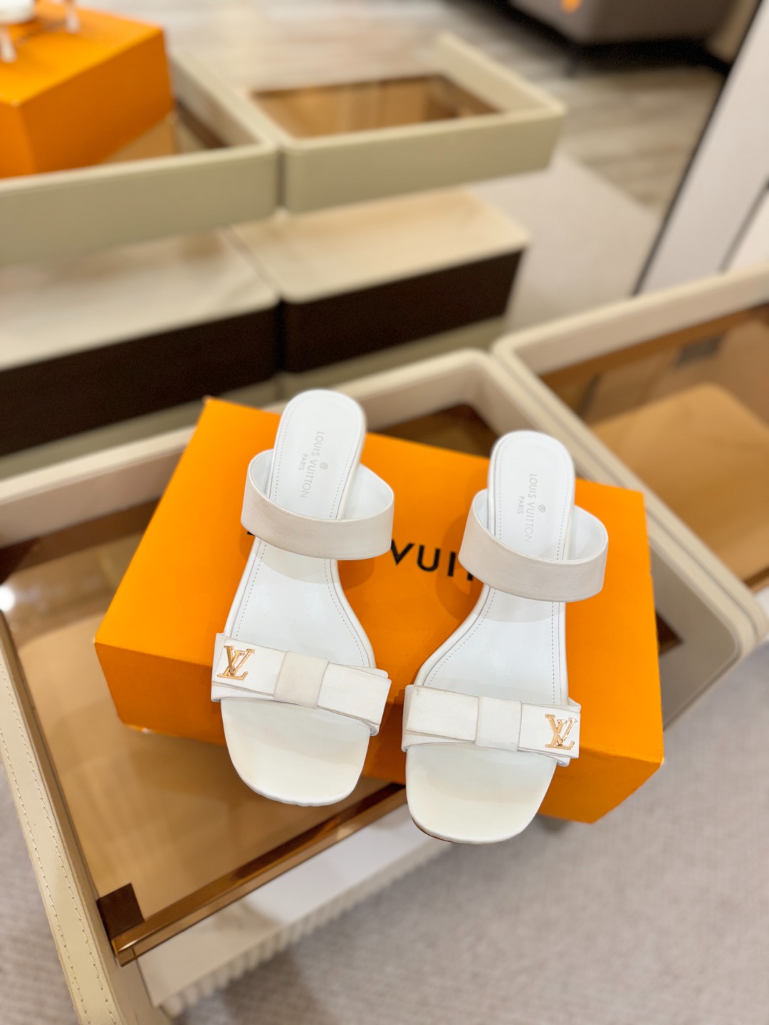 Louis Vuitton 官网早春系列！完美楦型、高跟凉鞋🆕、官网同步更新Lv五金 “logo”饰以点
