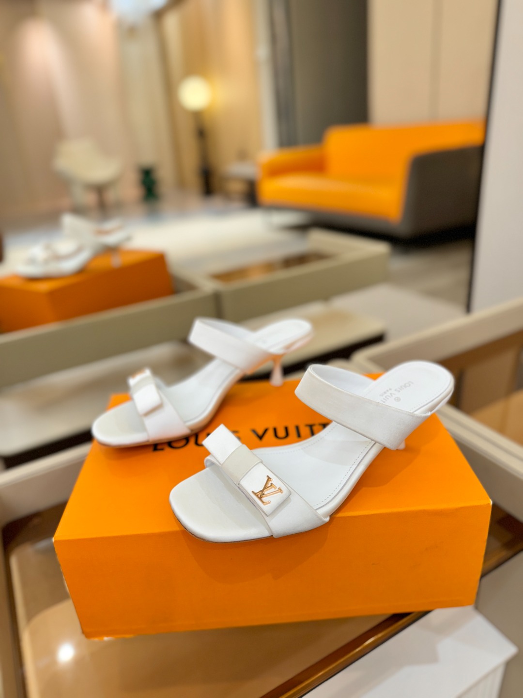 Louis Vuitton 官网早春系列！完美楦型、高跟凉鞋🆕、官网同步更新Lv五金 “logo”饰以点