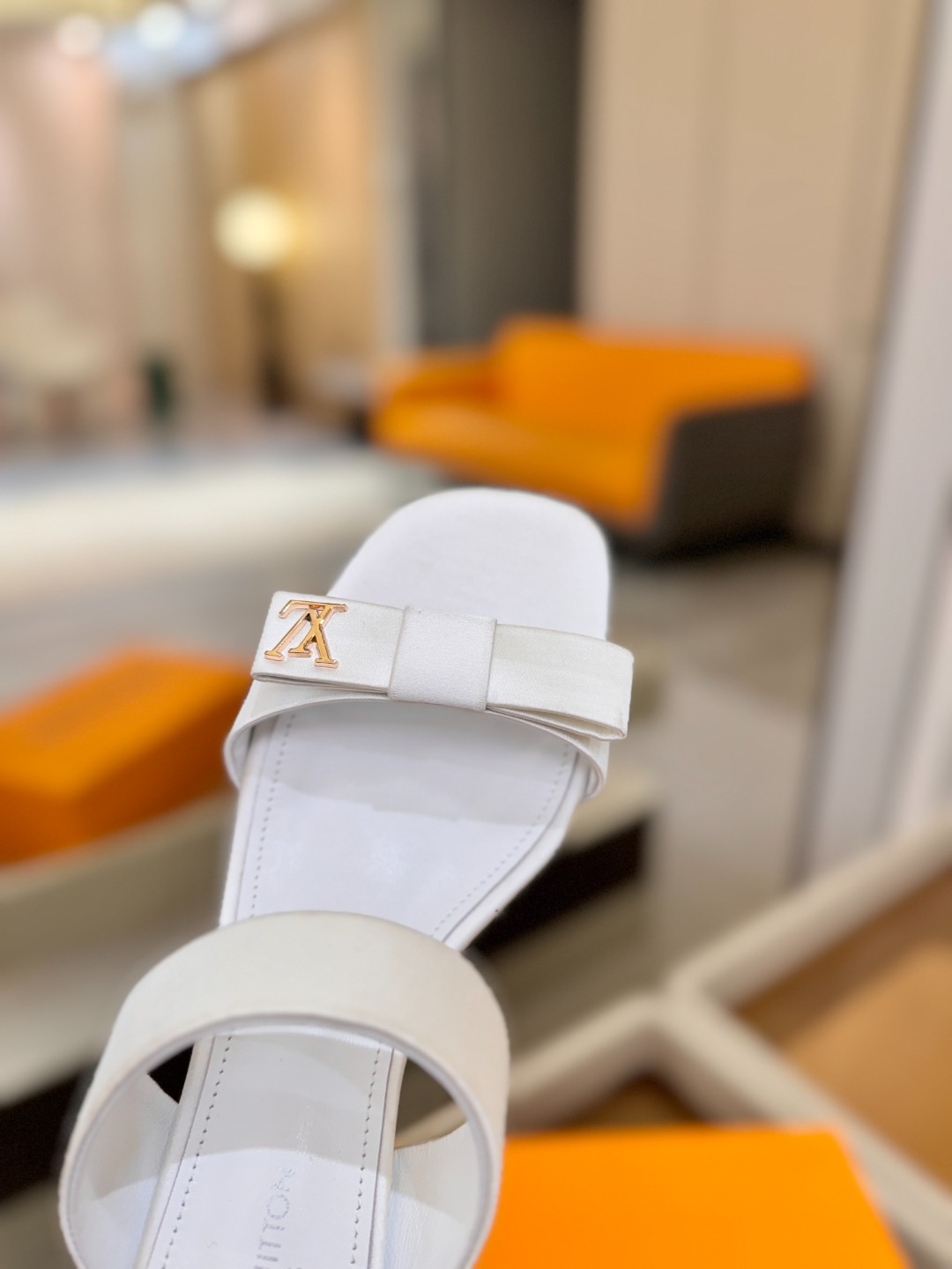 Louis Vuitton 官网早春系列！完美楦型、高跟凉鞋🆕、官网同步更新Lv五金 “logo”饰以点