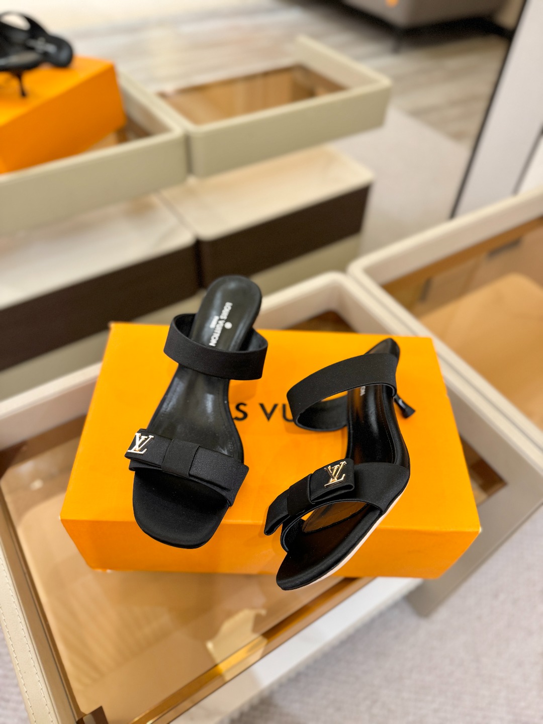 Louis Vuitton 官网早春系列！完美楦型、高跟凉鞋🆕、官网同步更新Lv五金 “logo”饰以点