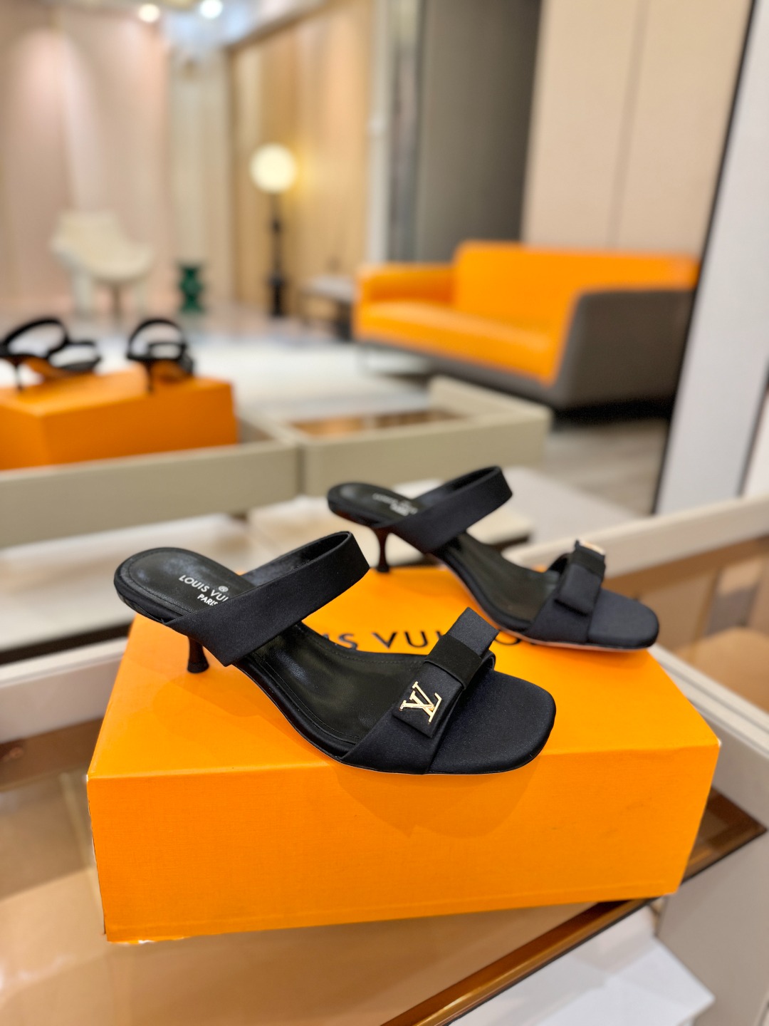 Louis Vuitton 官网早春系列！完美楦型、高跟凉鞋🆕、官网同步更新Lv五金 “logo”饰以点