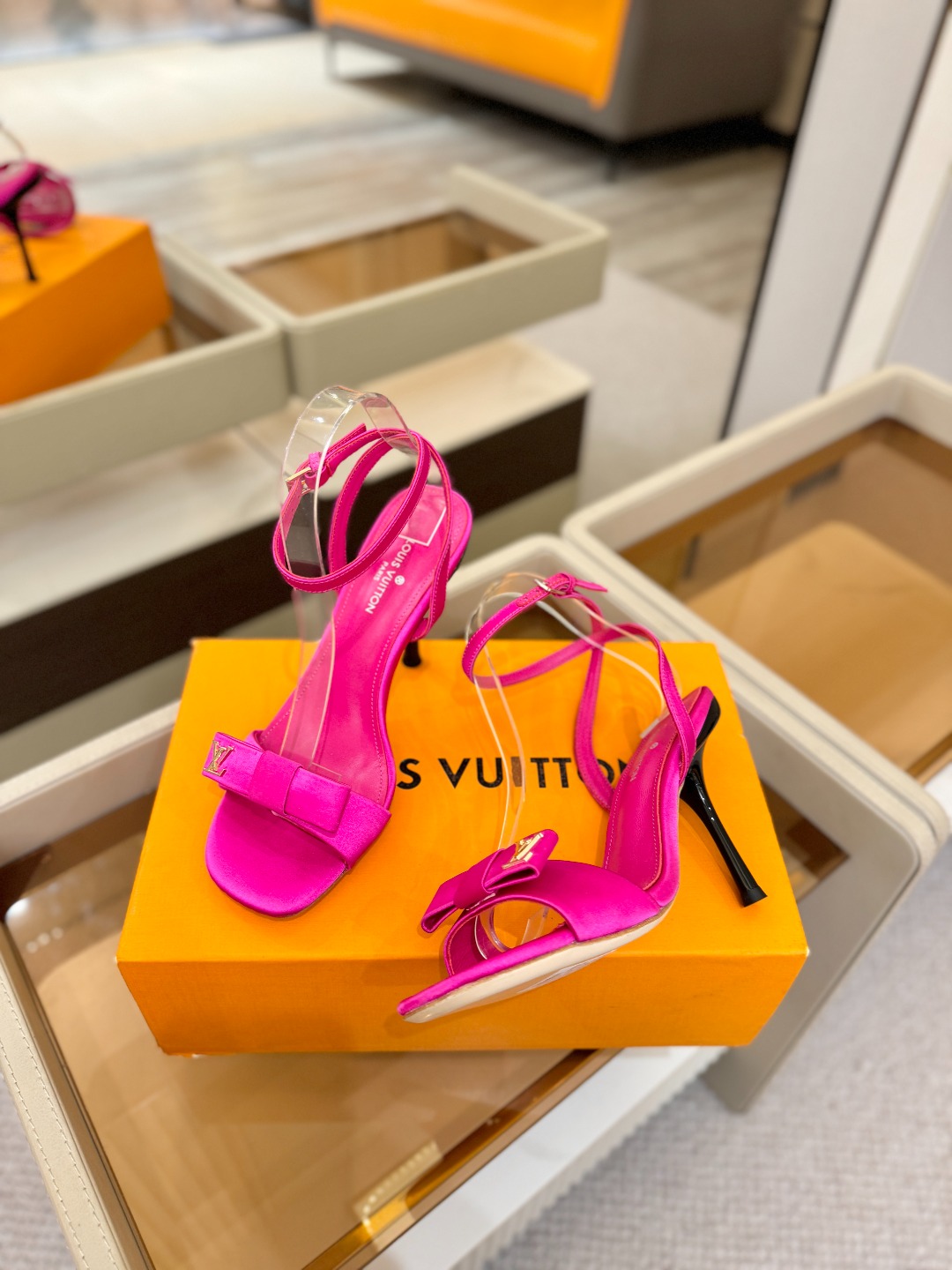 Louis Vuitton 官网早春系列！完美楦型、高跟凉鞋🆕、官网同步更新Lv五金 “logo”饰以点