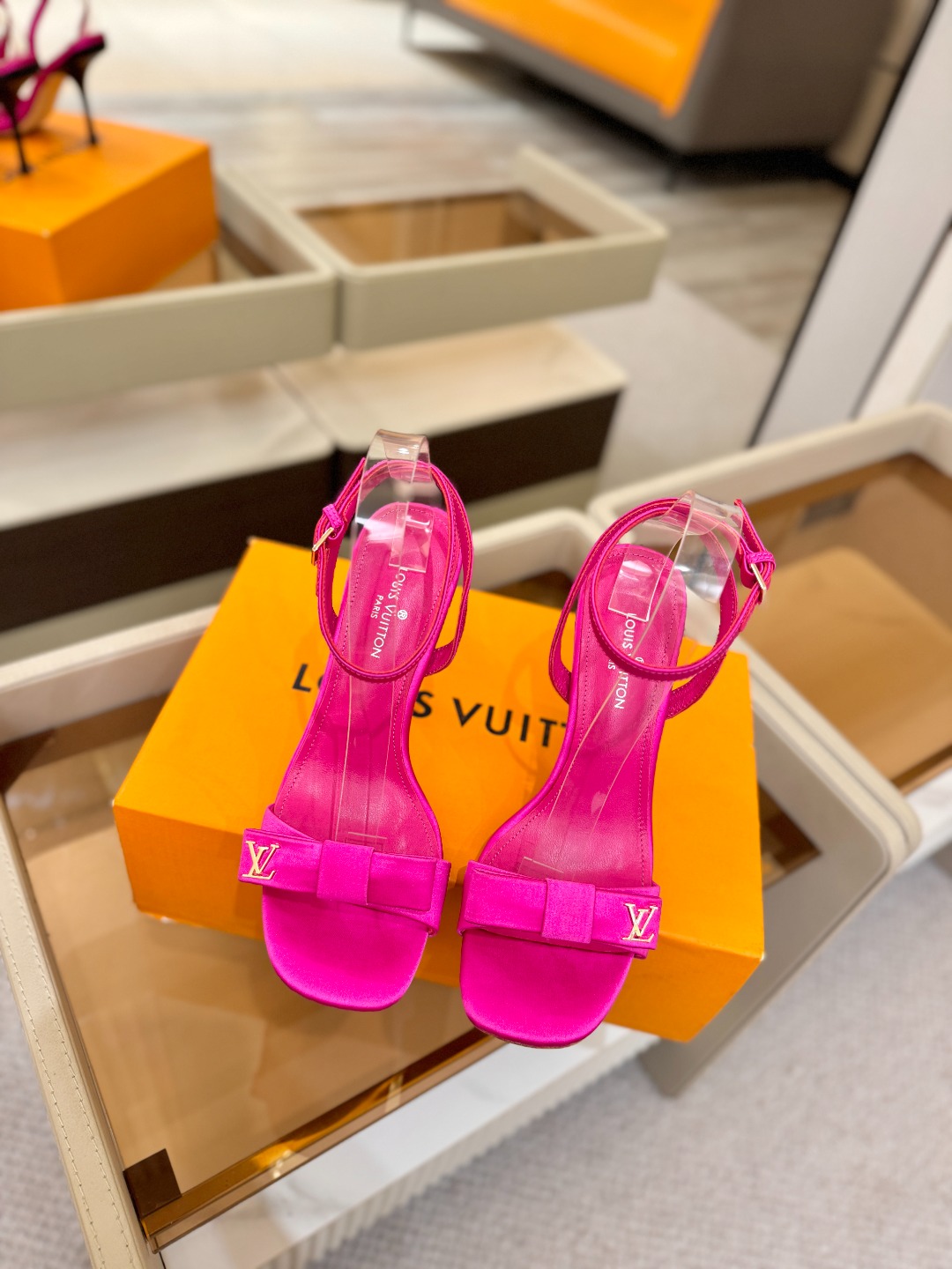 Louis Vuitton 官网早春系列！完美楦型、高跟凉鞋🆕、官网同步更新Lv五金 “logo”饰以点