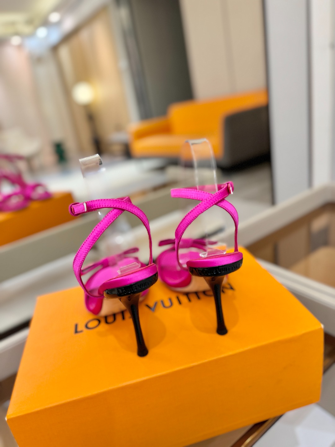Louis Vuitton 官网早春系列！完美楦型、高跟凉鞋🆕、官网同步更新Lv五金 “logo”饰以点