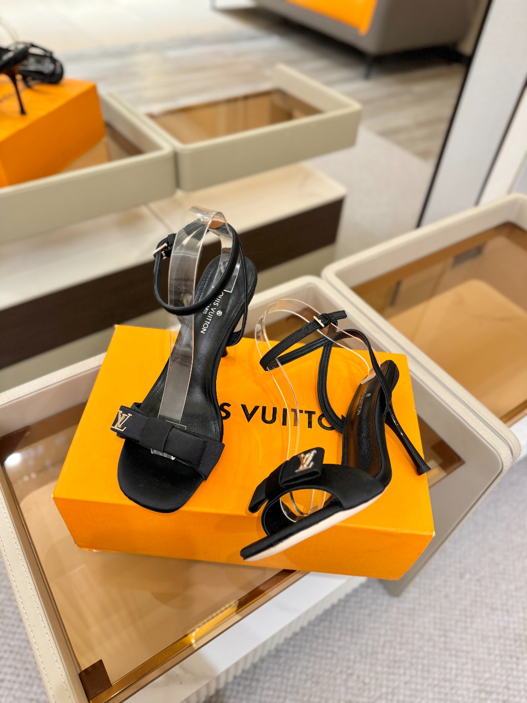 Louis Vuitton 官网早春系列！完美楦型、高跟凉鞋🆕、官网同步更新Lv五金 “logo”饰以点