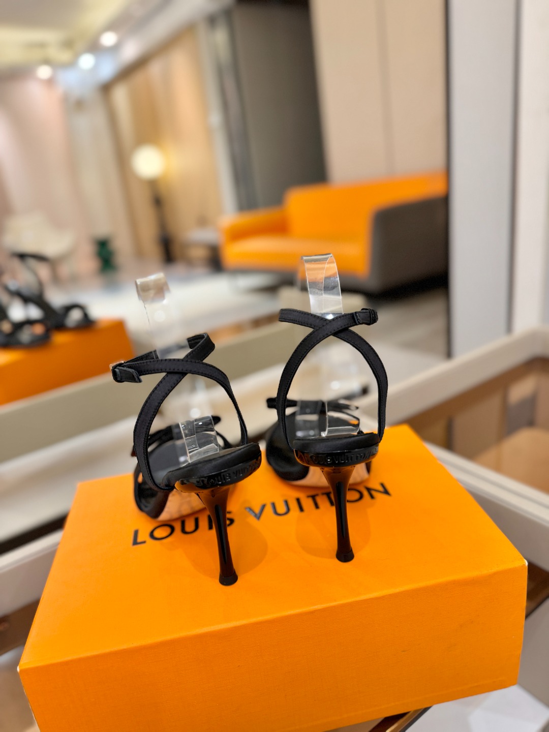 Louis Vuitton 官网早春系列！完美楦型、高跟凉鞋🆕、官网同步更新Lv五金 “logo”饰以点