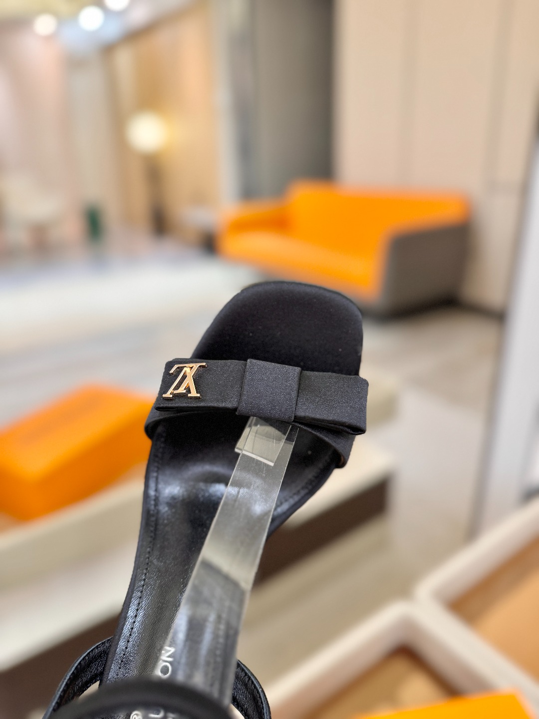 Louis Vuitton 官网早春系列！完美楦型、高跟凉鞋🆕、官网同步更新Lv五金 “logo”饰以点
