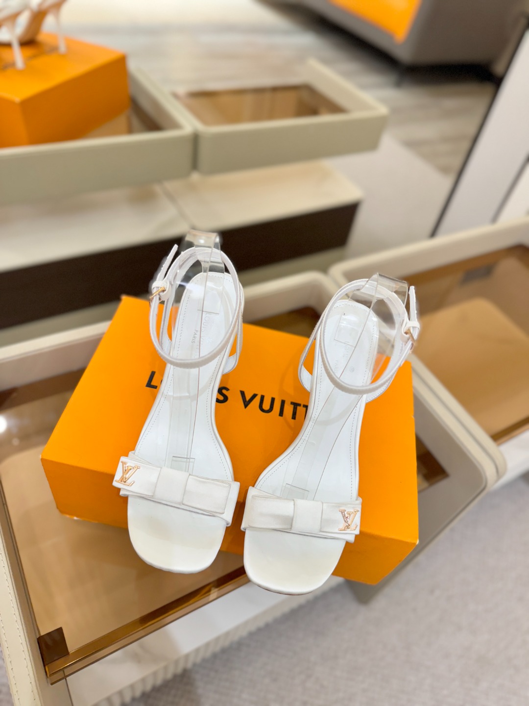 Louis Vuitton 官网早春系列！完美楦型、高跟凉鞋🆕、官网同步更新Lv五金 “logo”饰以点