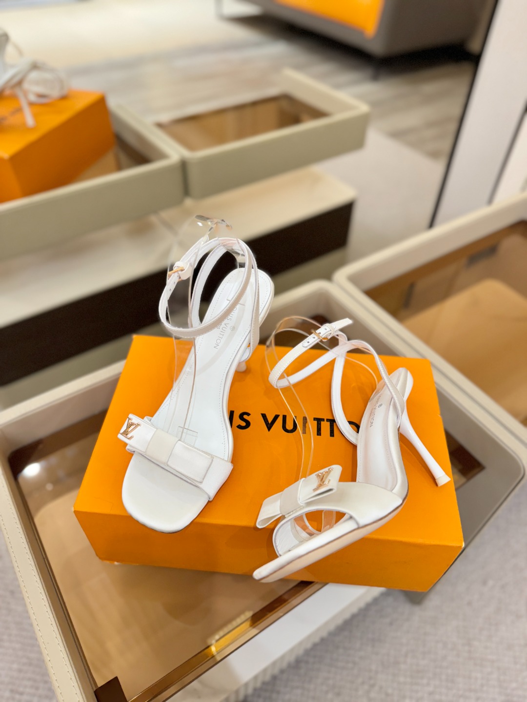 Louis Vuitton 官网早春系列！完美楦型、高跟凉鞋🆕、官网同步更新Lv五金 “logo”饰以点