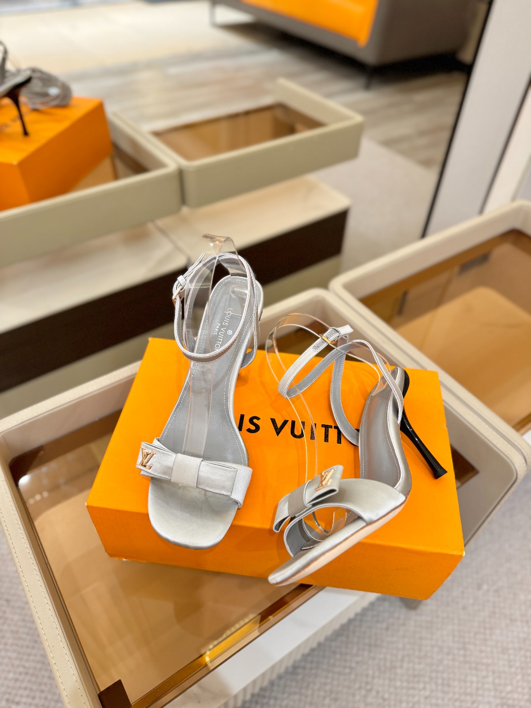 Louis Vuitton 官网早春系列！完美楦型、高跟凉鞋🆕、官网同步更新Lv五金 “logo”饰以点