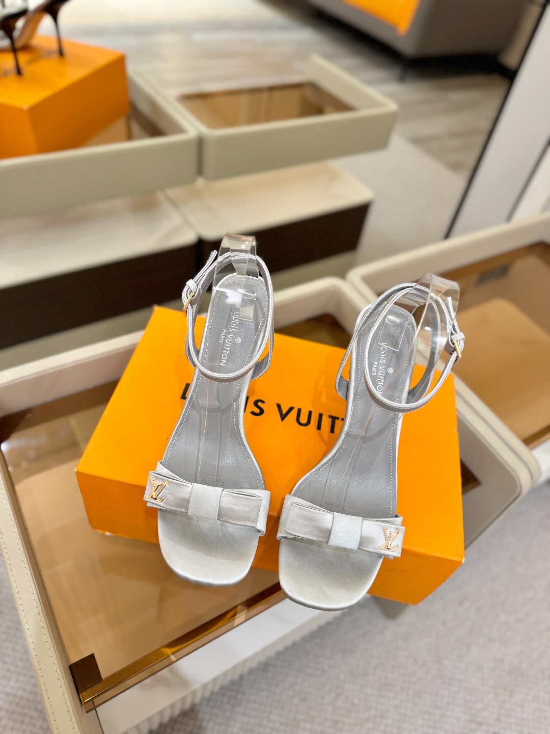 Louis Vuitton 官网早春系列！完美楦型、高跟凉鞋🆕、官网同步更新Lv五金 “logo”饰以点