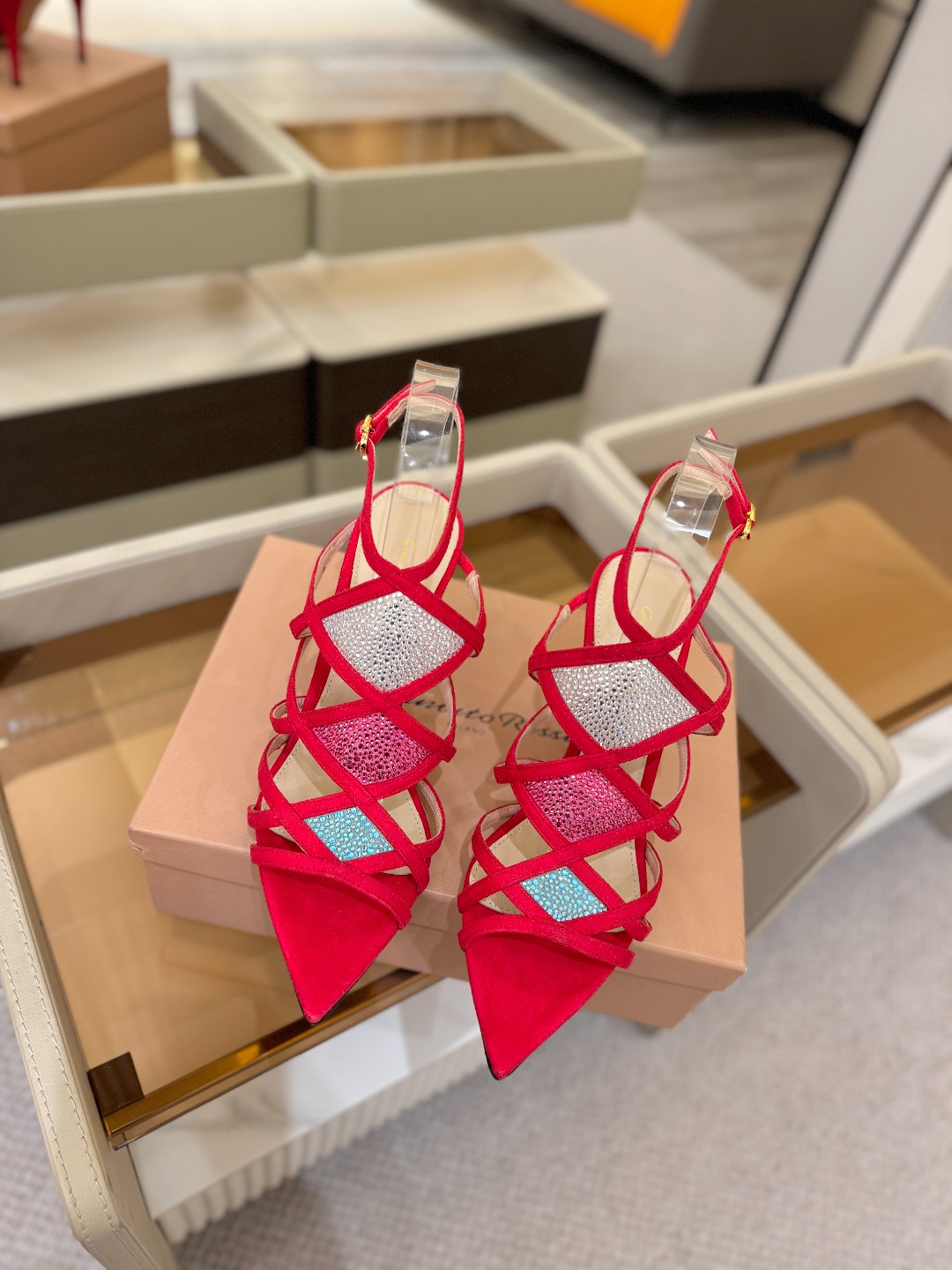 Gianvito rossi 👠  顶级版本 代购品质👡这双施华洛奇水钻搭配网高跟尖头后空凉鞋，水钻闪耀