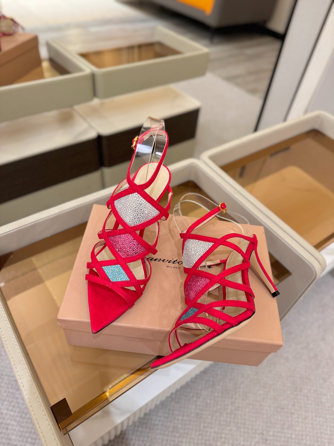 Gianvito rossi 👠  顶级版本 代购品质👡这双施华洛奇水钻搭配网高跟尖头后空凉鞋，水钻闪耀