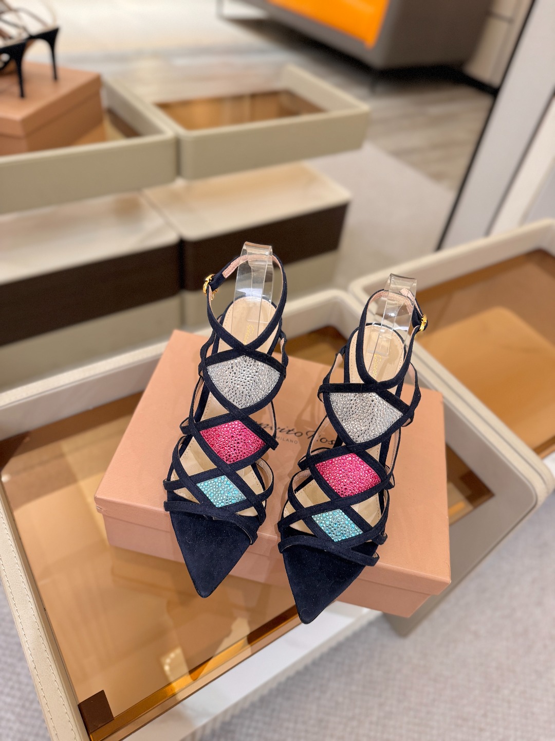Gianvito rossi 👠  顶级版本 代购品质👡这双施华洛奇水钻搭配网高跟尖头后空凉鞋，水钻闪耀