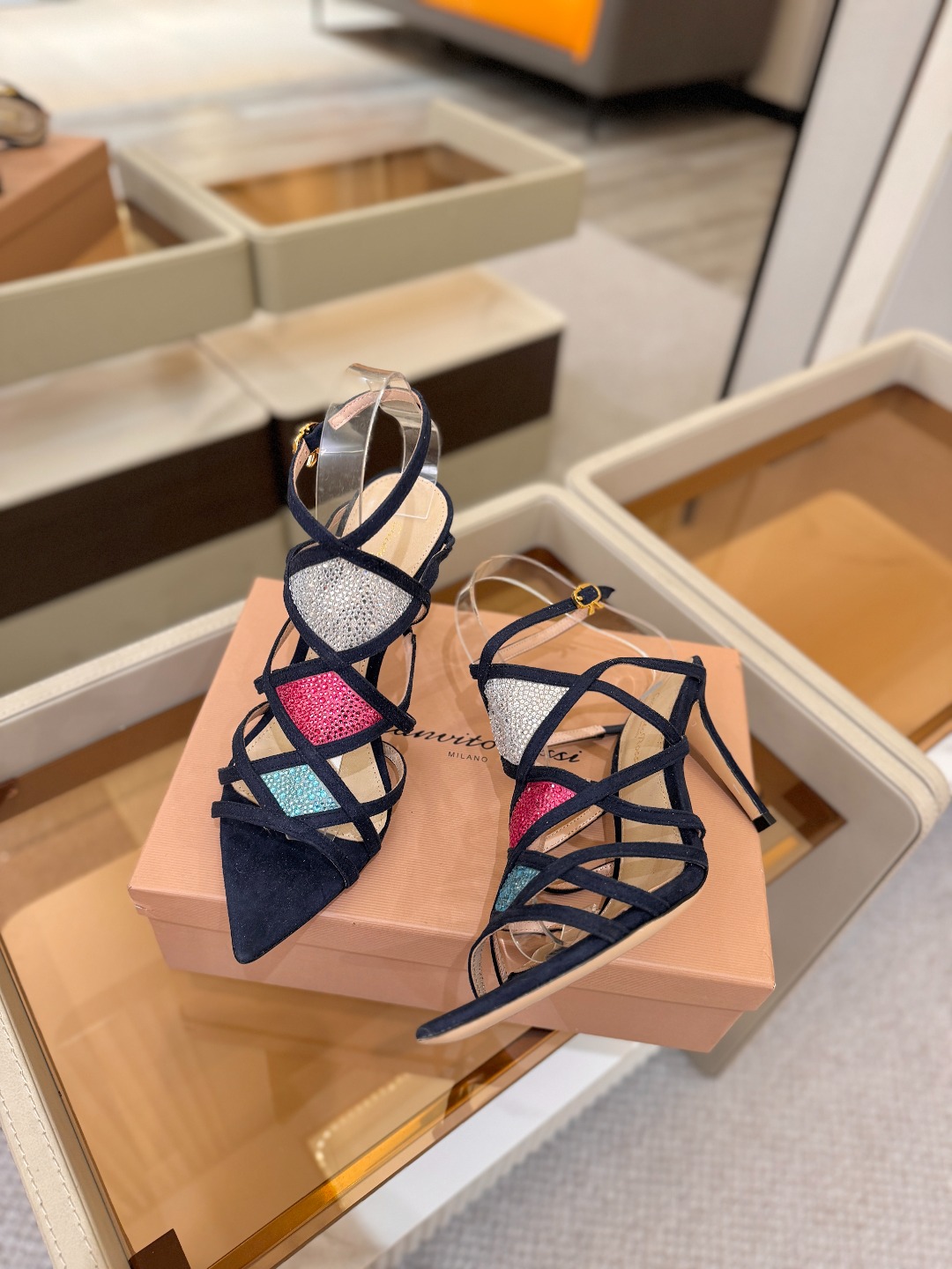 Gianvito rossi 👠  顶级版本 代购品质👡这双施华洛奇水钻搭配网高跟尖头后空凉鞋，水钻闪耀
