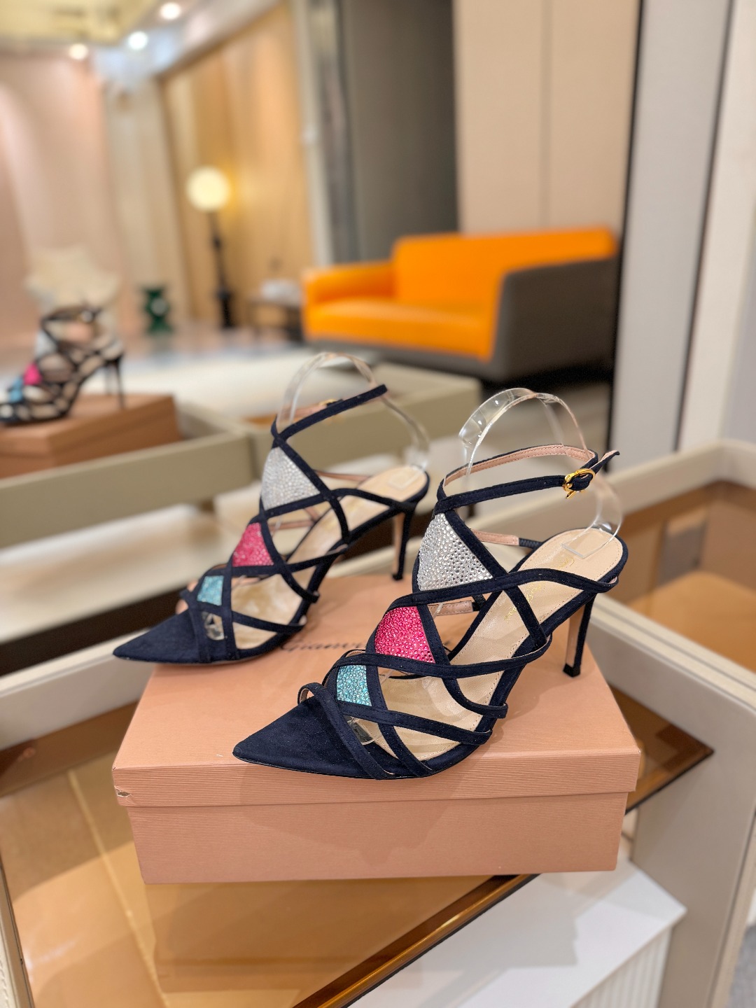 Gianvito rossi 👠  顶级版本 代购品质👡这双施华洛奇水钻搭配网高跟尖头后空凉鞋，水钻闪耀