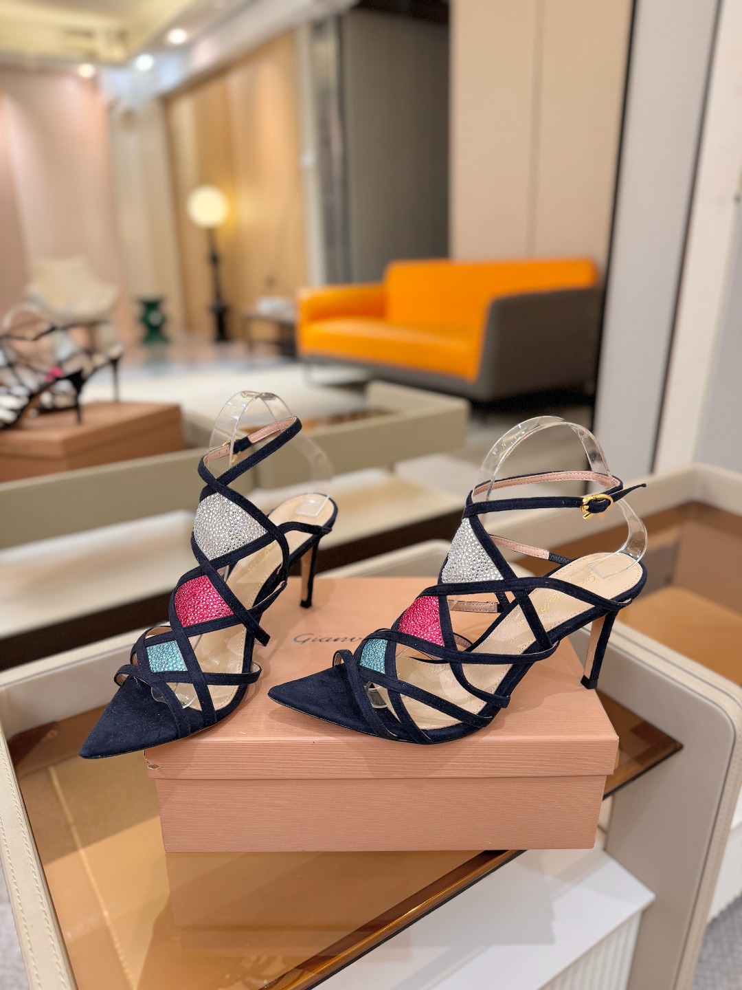 Gianvito rossi 👠  顶级版本 代购品质👡这双施华洛奇水钻搭配网高跟尖头后空凉鞋，水钻闪耀