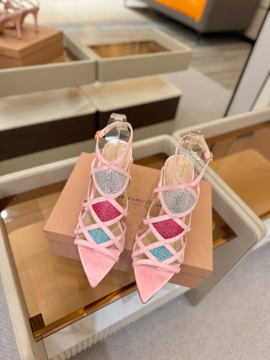 Gianvito rossi 👠  顶级版本 代购品质👡这双施华洛奇水钻搭配网高跟尖头后空凉鞋，水钻闪耀