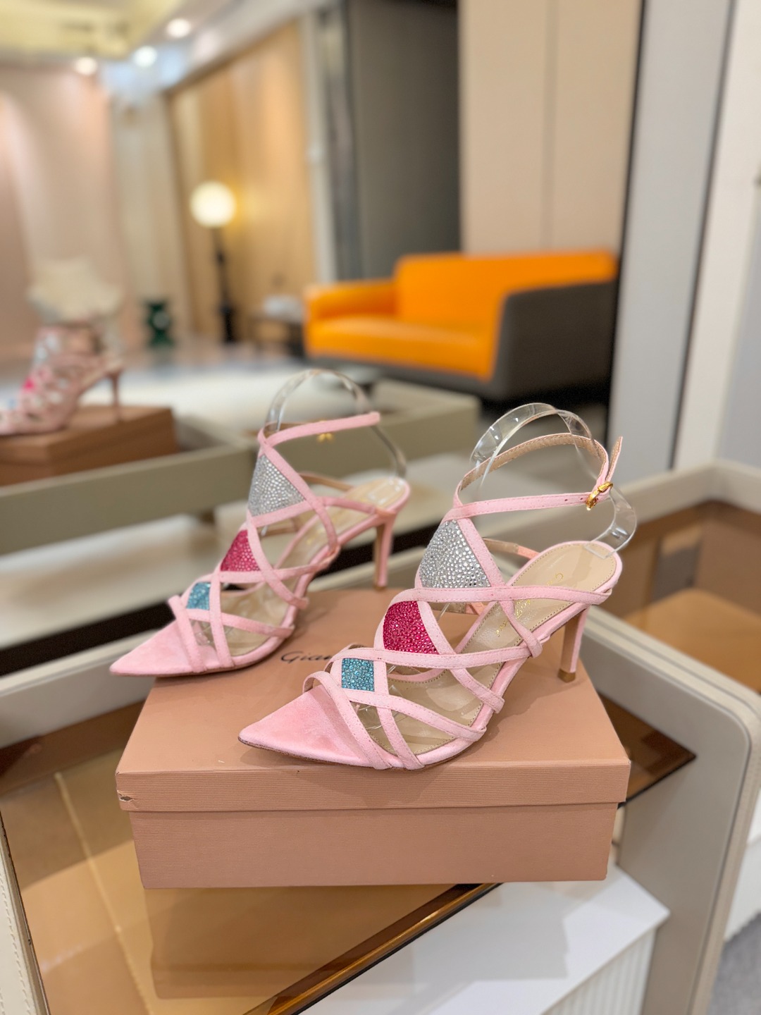 Gianvito rossi 👠  顶级版本 代购品质👡这双施华洛奇水钻搭配网高跟尖头后空凉鞋，水钻闪耀