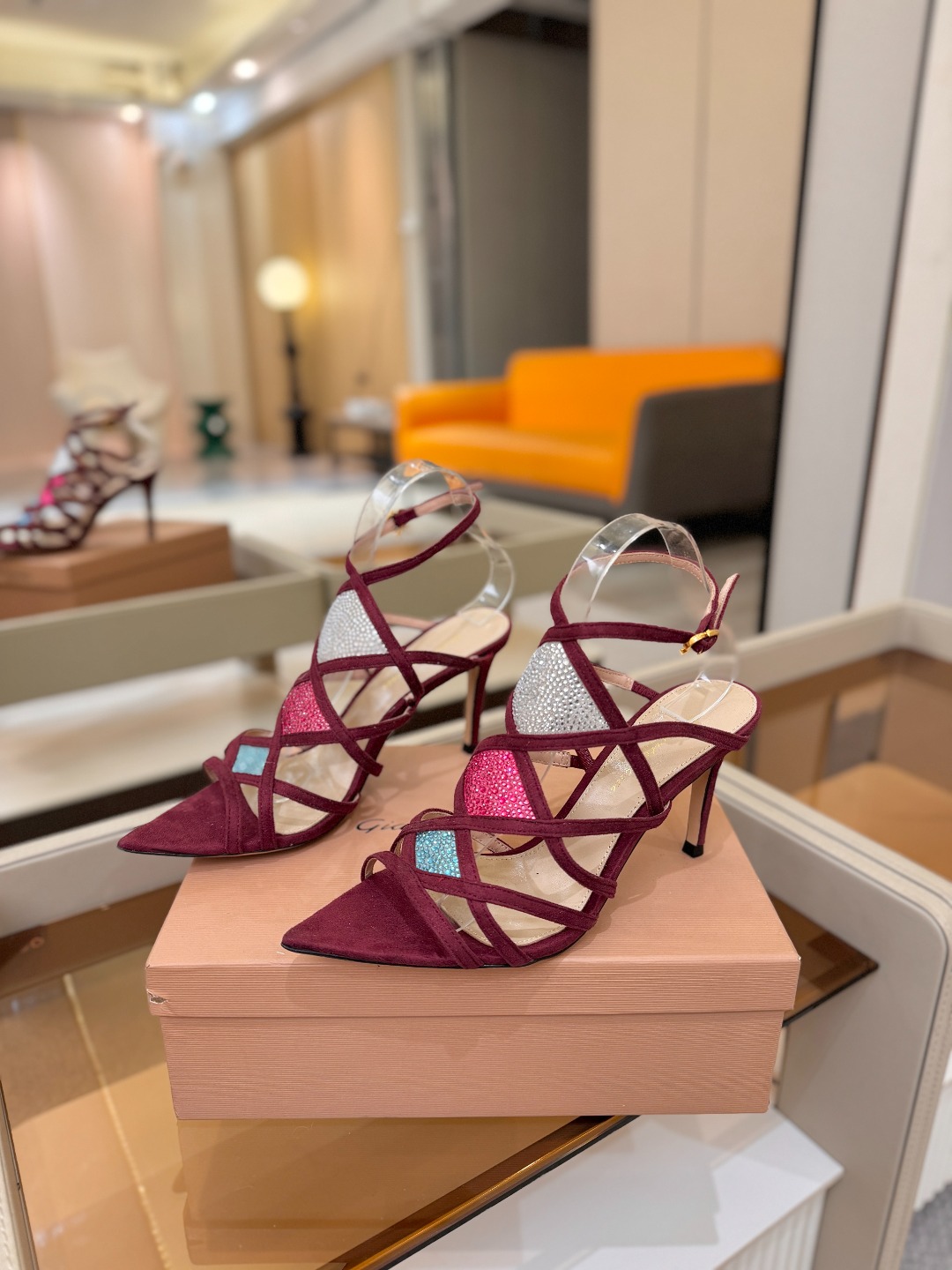 Gianvito rossi 👠  顶级版本 代购品质👡这双施华洛奇水钻搭配网高跟尖头后空凉鞋，水钻闪耀