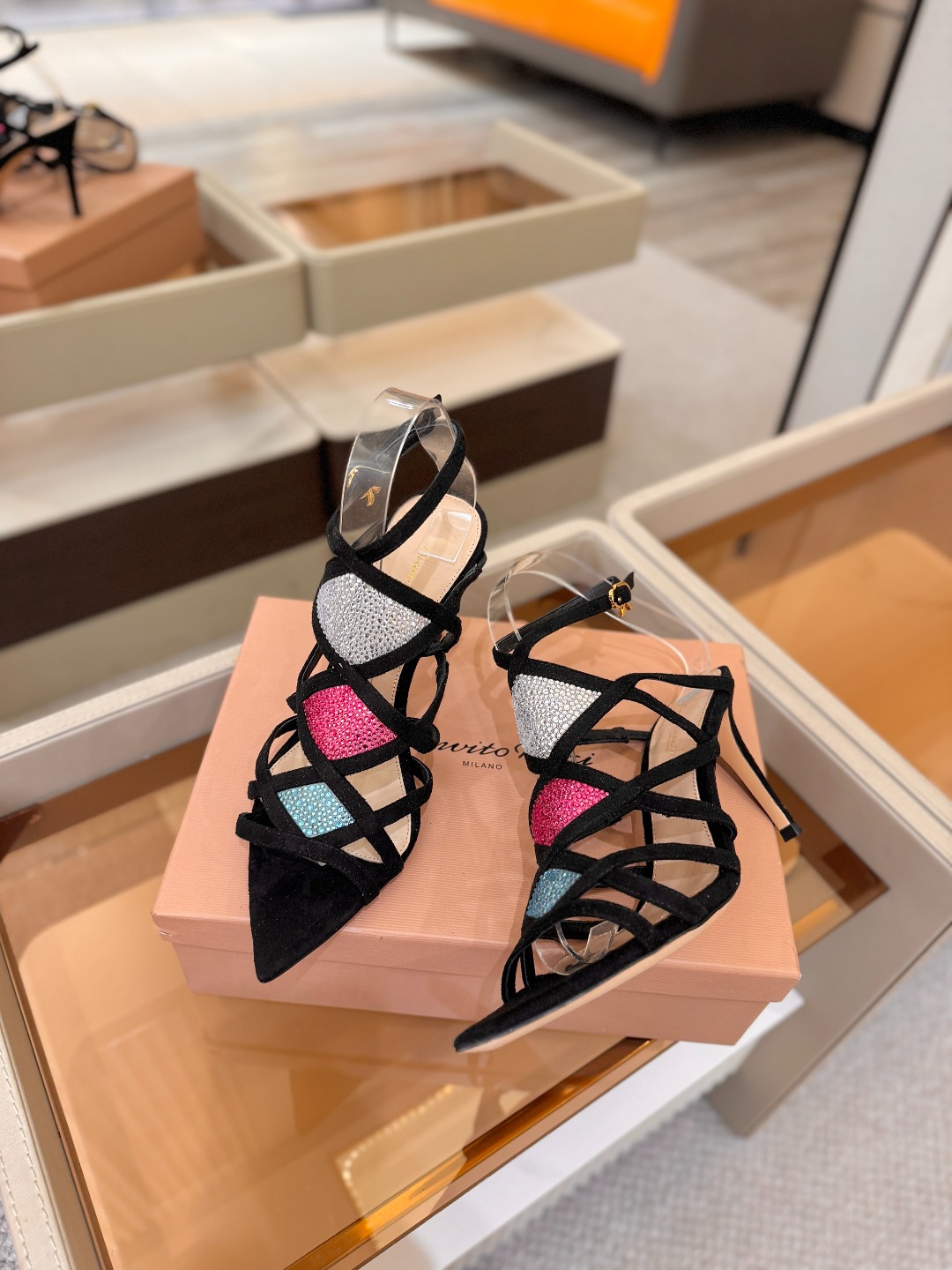 Gianvito rossi 👠  顶级版本 代购品质👡这双施华洛奇水钻搭配网高跟尖头后空凉鞋，水钻闪耀