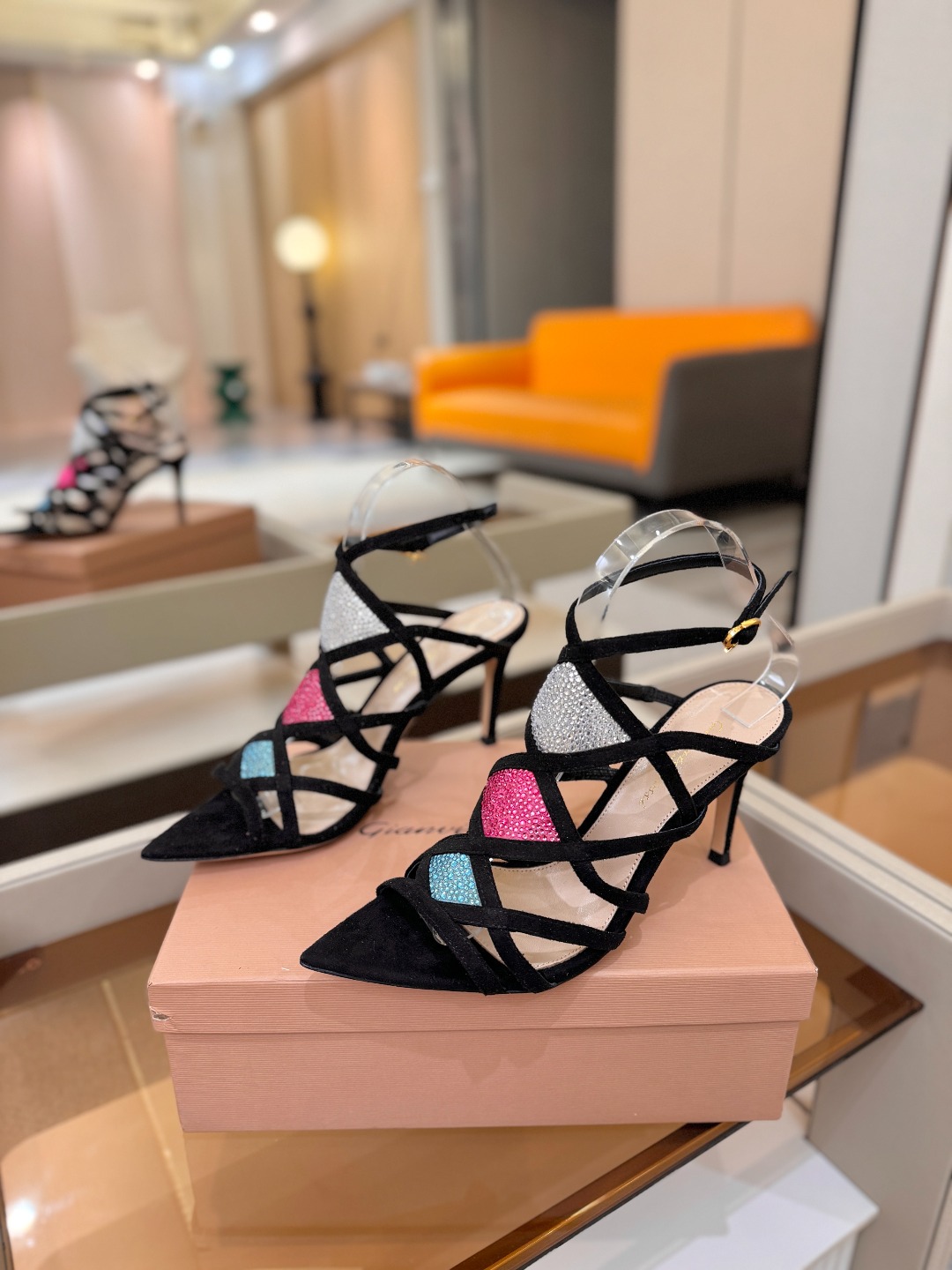 Gianvito rossi 👠  顶级版本 代购品质👡这双施华洛奇水钻搭配网高跟尖头后空凉鞋，水钻闪耀