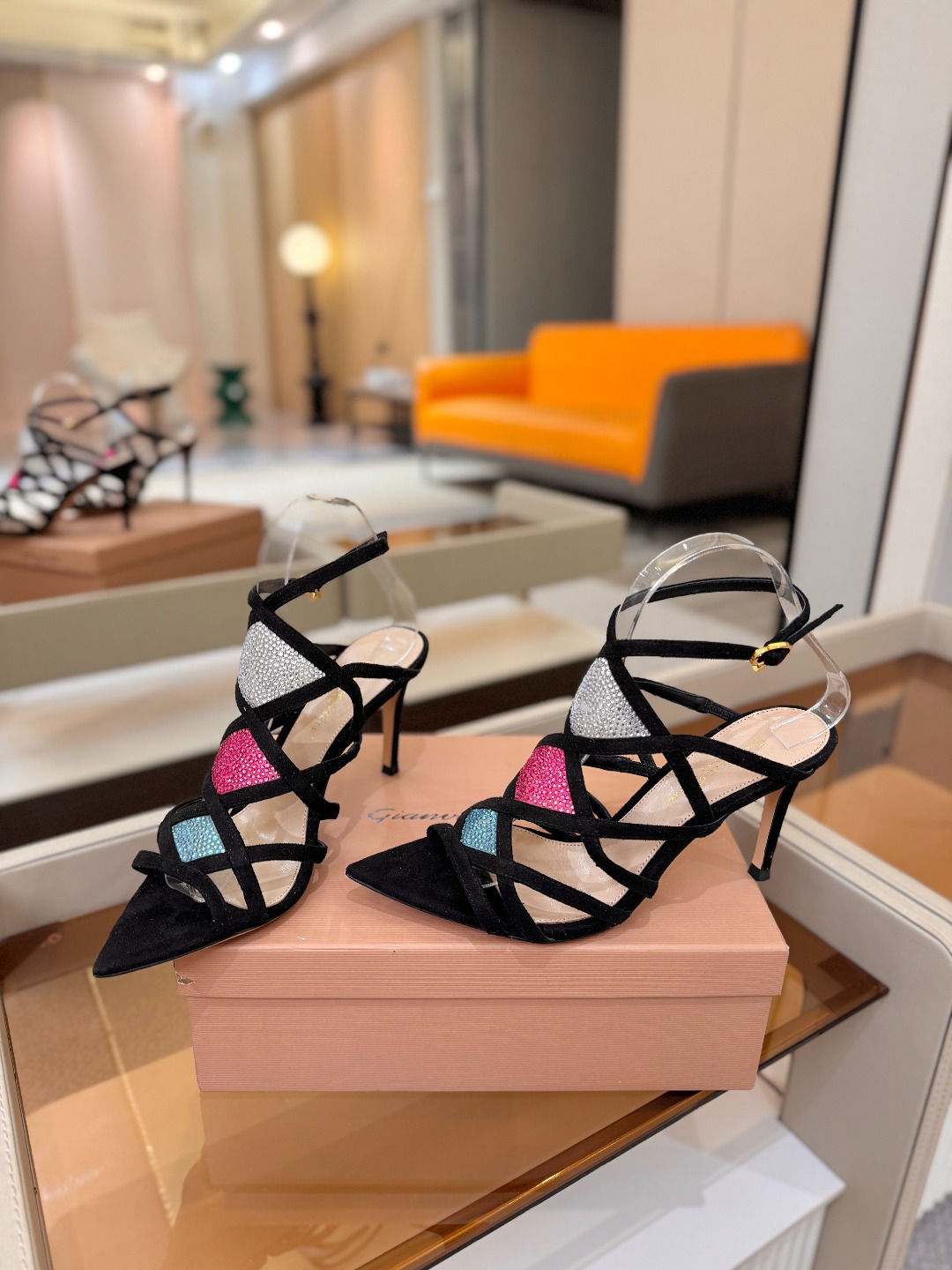 Gianvito rossi 👠  顶级版本 代购品质👡这双施华洛奇水钻搭配网高跟尖头后空凉鞋，水钻闪耀