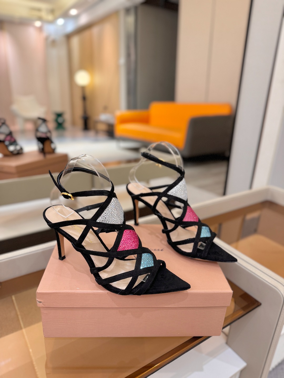 Gianvito rossi 👠  顶级版本 代购品质👡这双施华洛奇水钻搭配网高跟尖头后空凉鞋，水钻闪耀