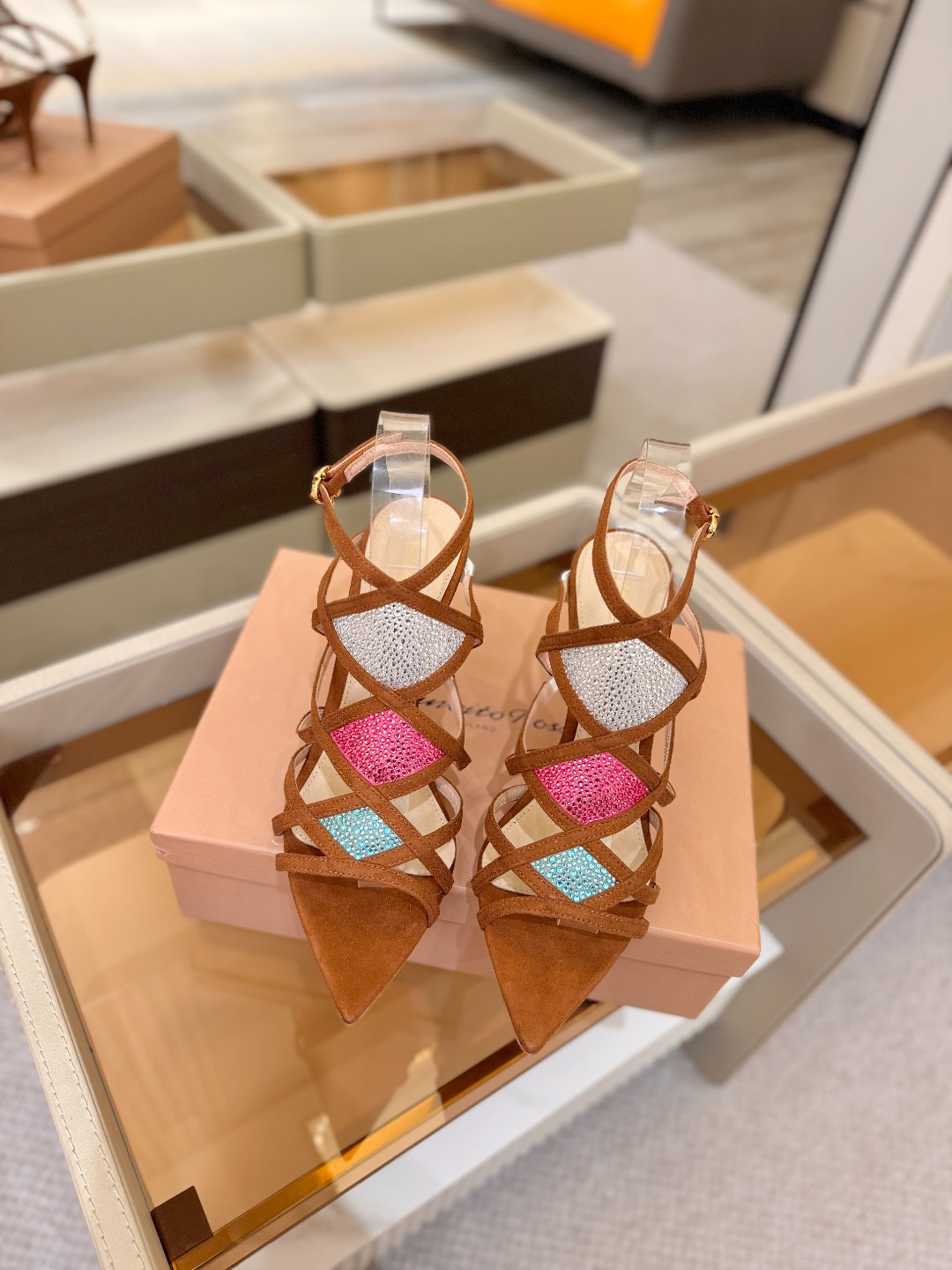 Gianvito rossi 👠  顶级版本 代购品质👡这双施华洛奇水钻搭配网高跟尖头后空凉鞋，水钻闪耀