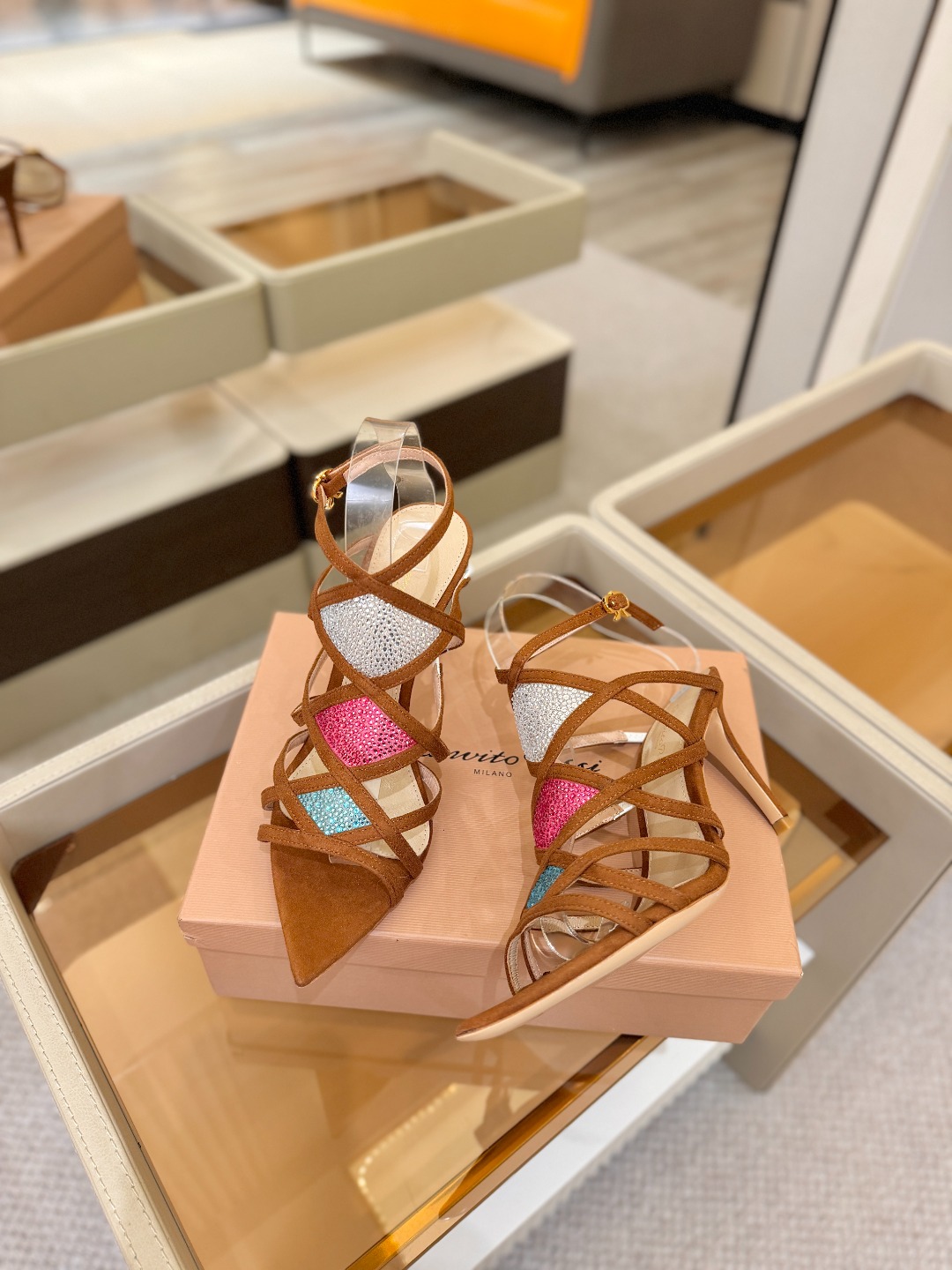 Gianvito rossi 👠  顶级版本 代购品质👡这双施华洛奇水钻搭配网高跟尖头后空凉鞋，水钻闪耀