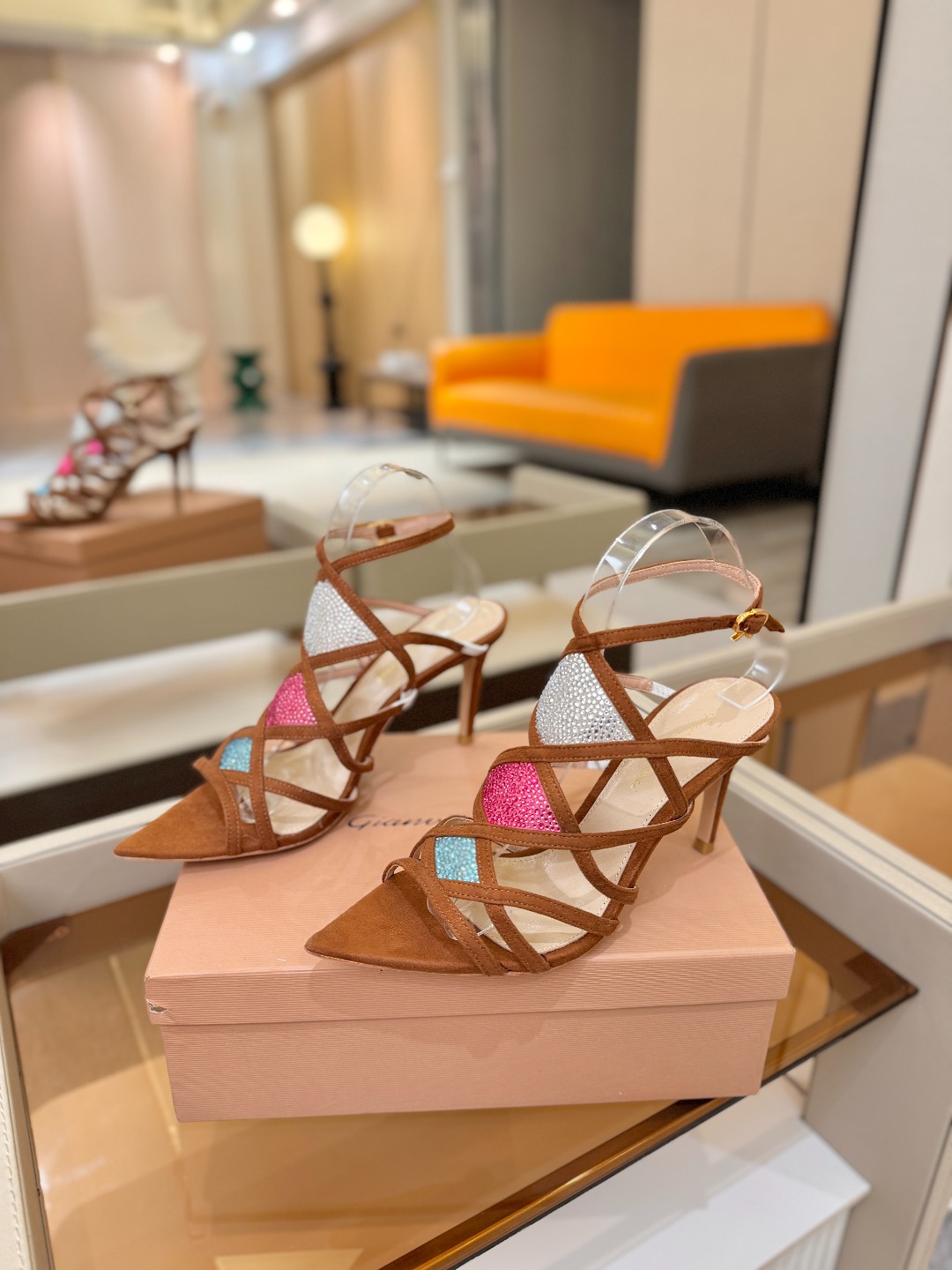 Gianvito rossi 👠  顶级版本 代购品质👡这双施华洛奇水钻搭配网高跟尖头后空凉鞋，水钻闪耀